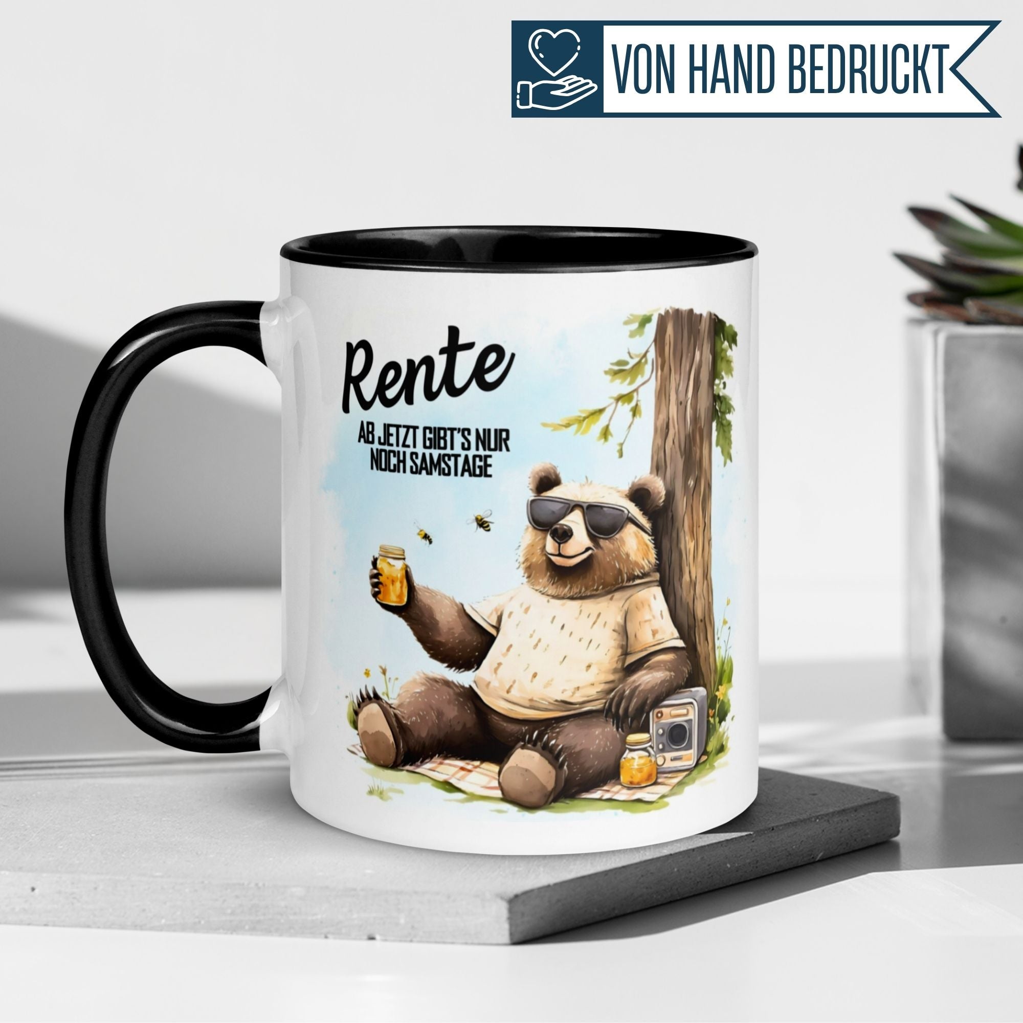 Momentals® Tasse mit Bär relaxend im Ruhestand, Spruch: "Rente - Ab jetzt gibt’s nur noch Samstage."