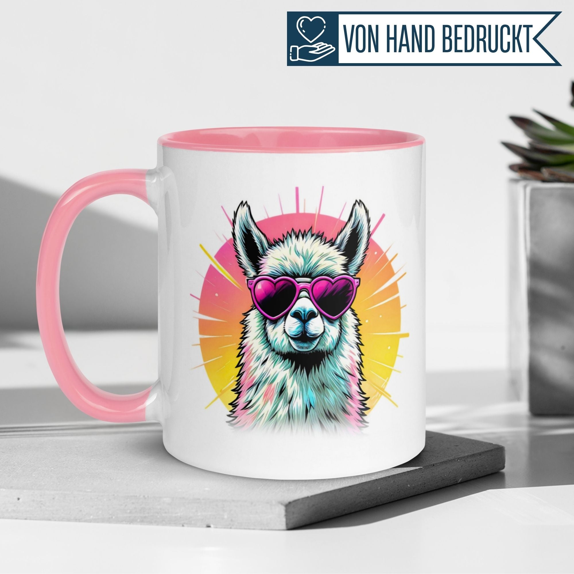 Momentals® Tasse mit Lama in Sonnenbrille vor buntem Sonnenuntergang, pinker Henkel, humorvolle Tierliebe.