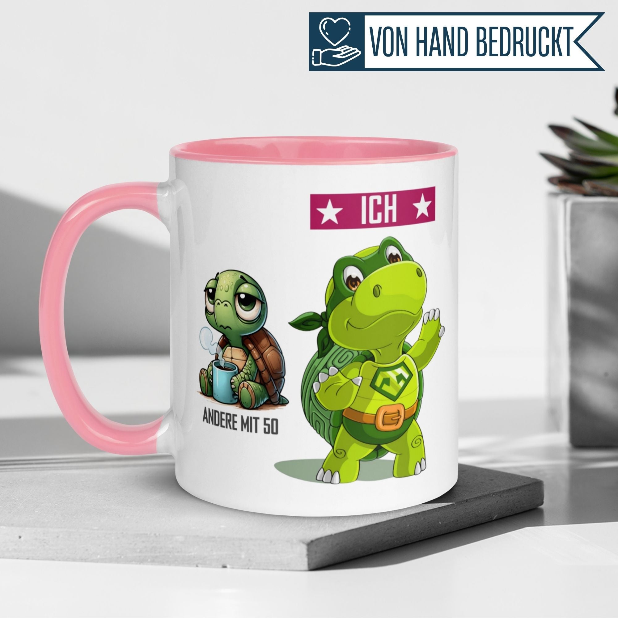 Momentals® Tasse zum 50. Geburtstag mit Schildkröte und lustigem Spruch – ideal für das erste Kaffee des Tages.