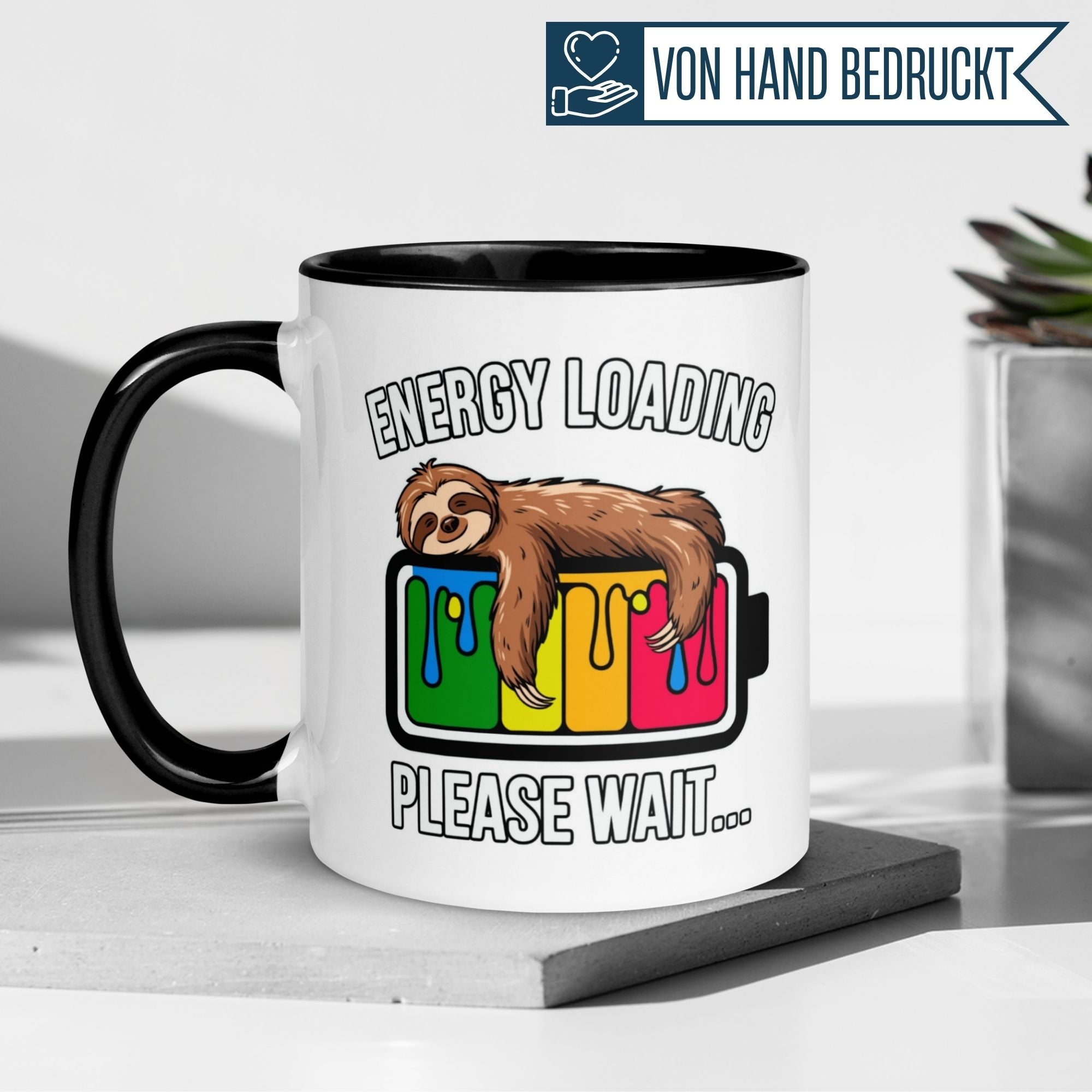 Momentals Tasse mit Faultier, Spruch 'Energy Loading – Please Wait...' und bunten Batterie-Motiv.