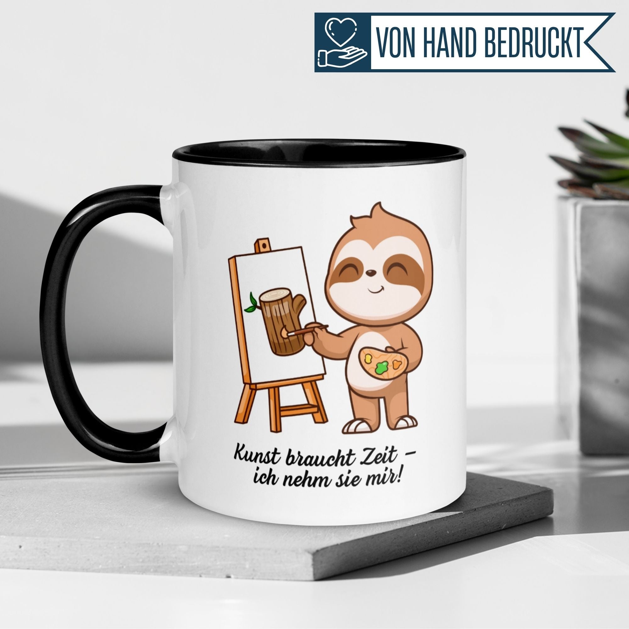 Kaffeetasse mit Faultier, das malt, und dem Spruch: "Kunst braucht Zeit – ich nehm sie mir!"