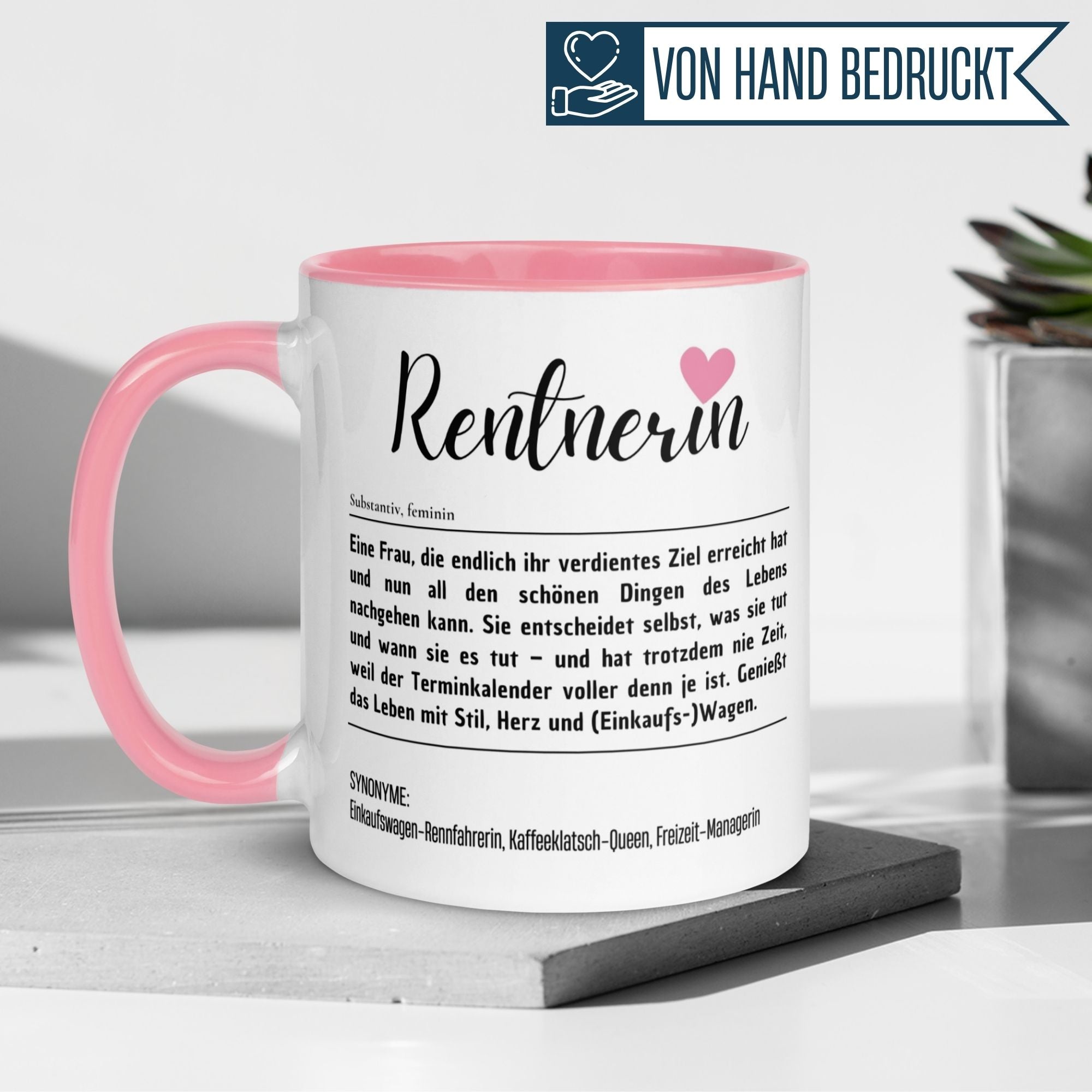 Momentals Tasse "Rentnerin": bunt bedruckt mit humorvoller Definition für frischgebackene Rentnerinnen.