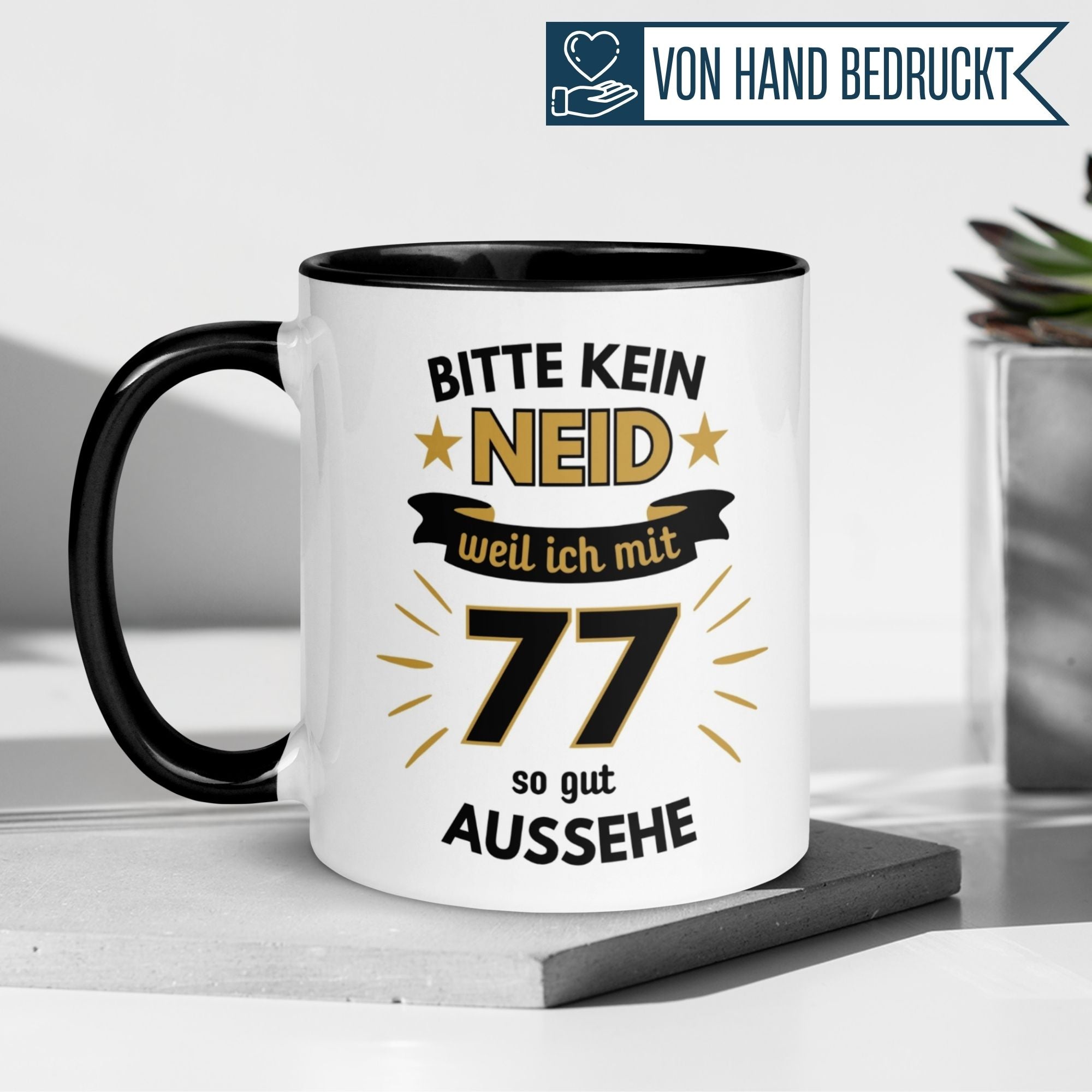 Humorvolle Tasse zum 77. Geburtstag mit Spruch: "Bitte kein Neid, weil ich mit 77 so gut aussehe"