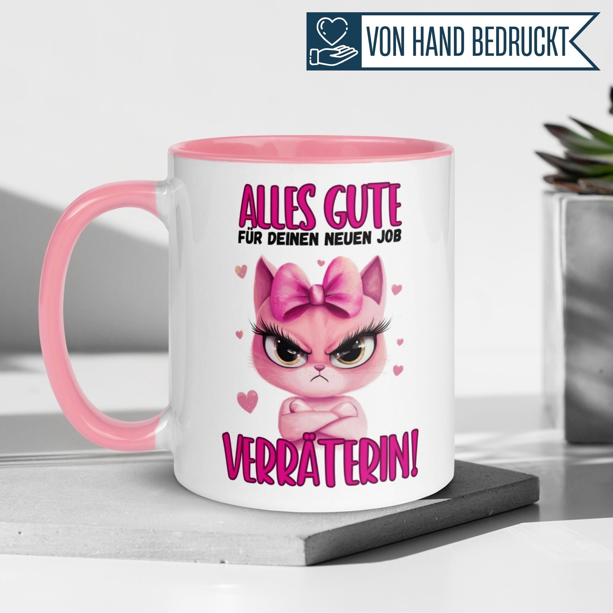 Momentals Tasse mit pinker Katze & Spruch: "Alles Gute für deinen neuen Job – Verräterin!" als Abschiedsgeschenk.