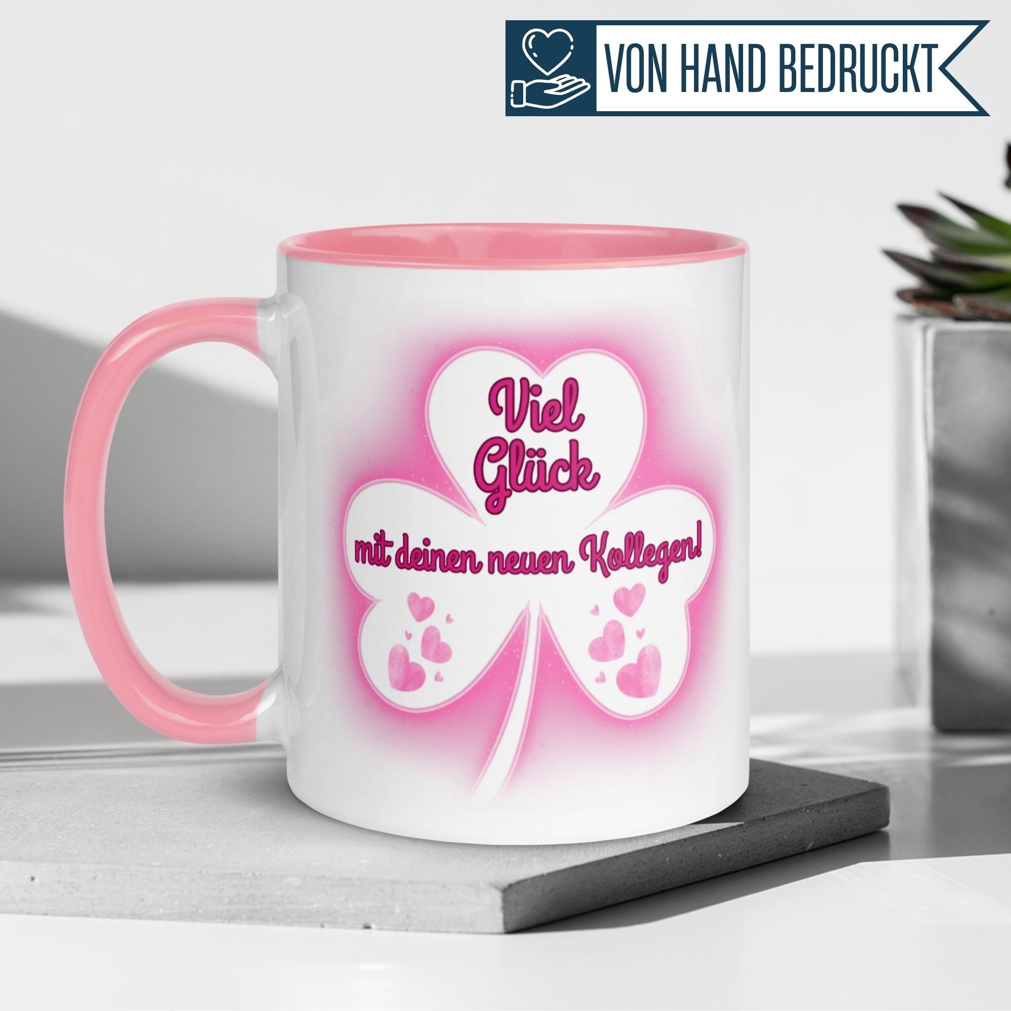 Momentals Tasse mit rosafarbenem Kleeblatt und Spruch für neue Kollegen, ideal als Dankeschön.