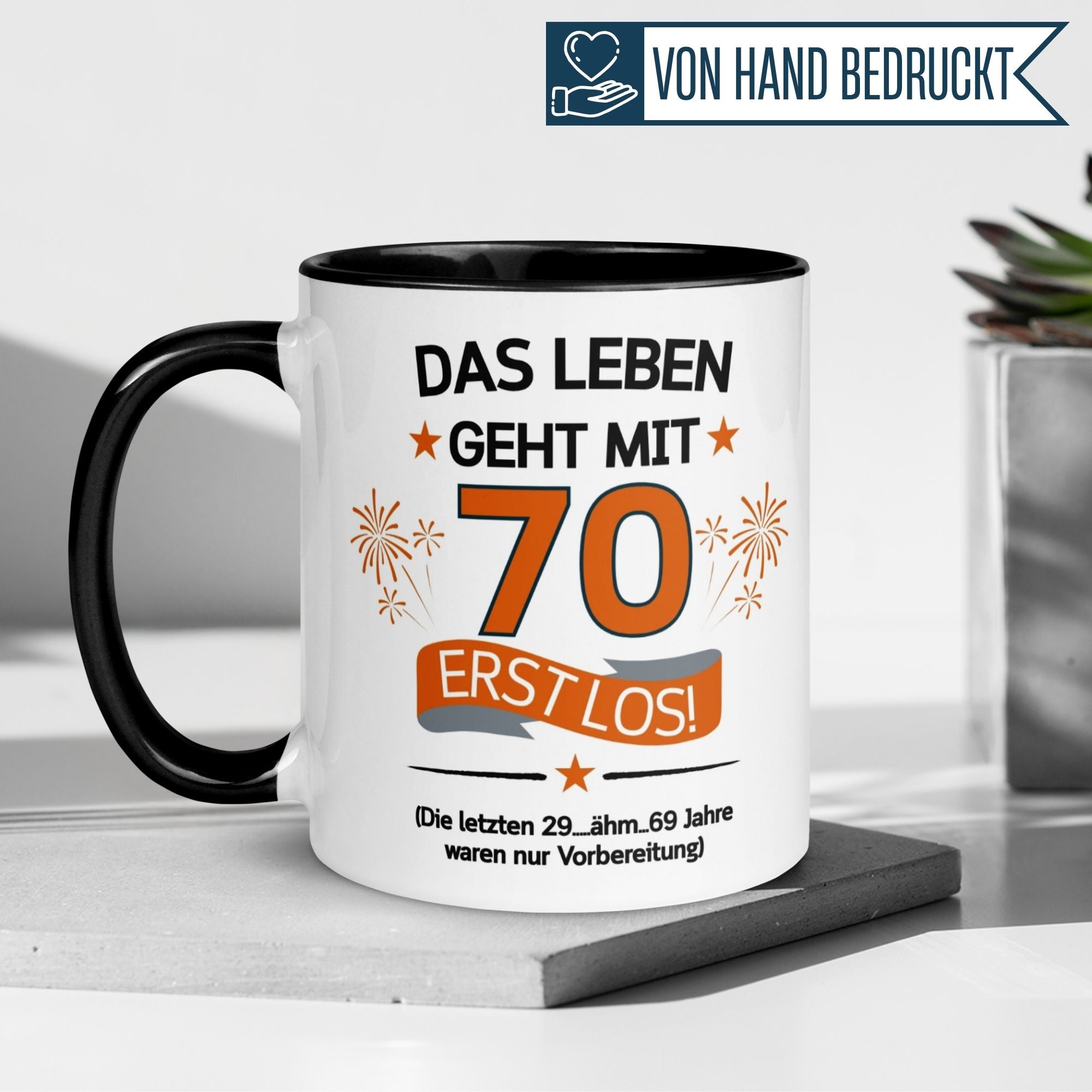 Momentals® 70. Geburtstag Tasse mit Spruch: 'Das Leben geht mit 70 erst los!' und feierlichem Feuerwerk-Motiv.