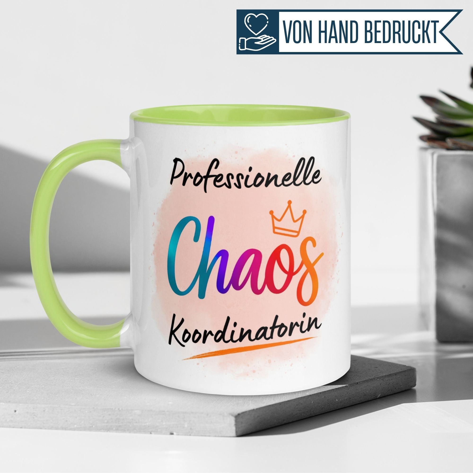 Momentals Tasse für Chaos Koordinatorin mit buntem Spruch und Krone, perfektes Geschenk für Kolleginnen.