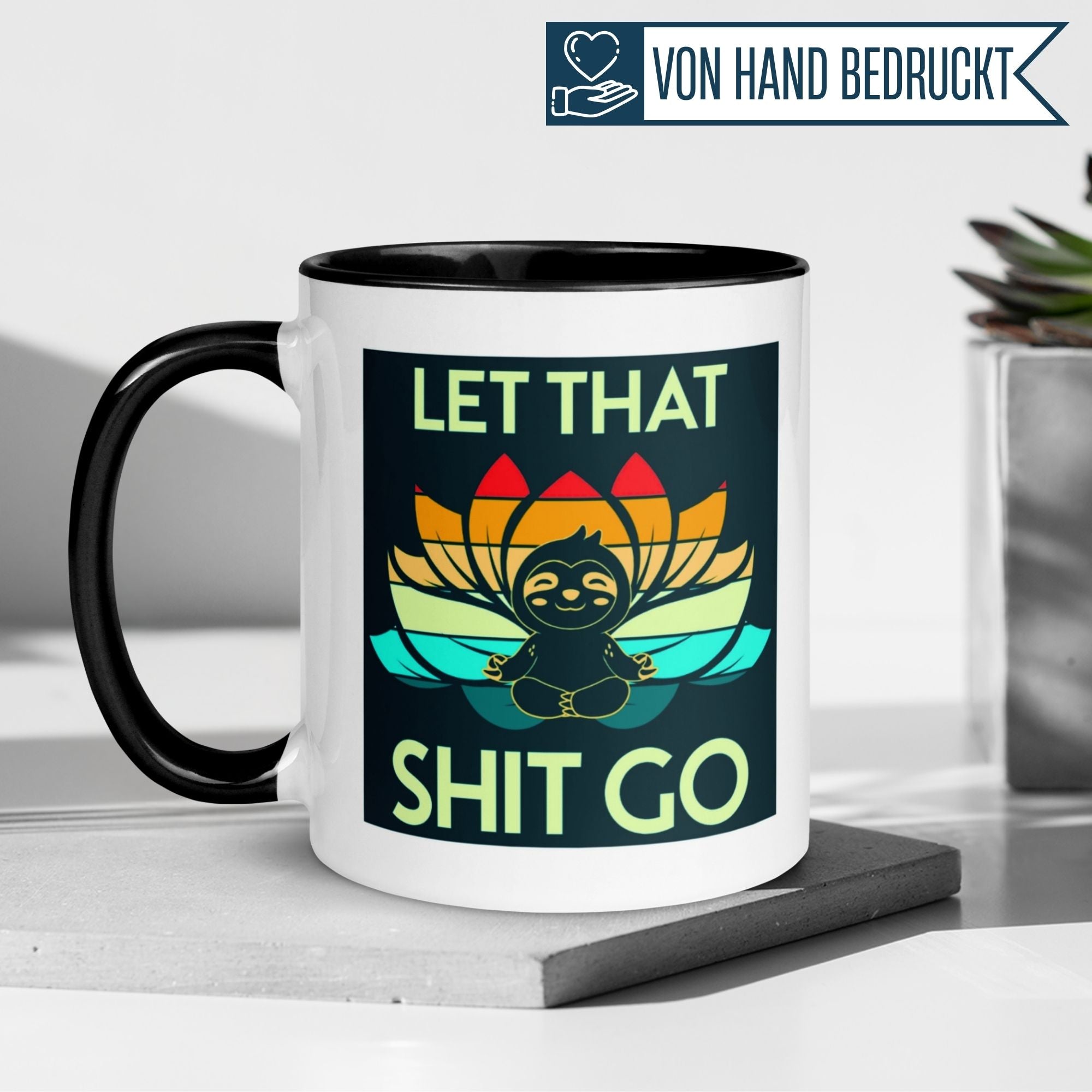 Momentals Tasse mit Faultier und Meditationsmotiv "Let That Shit Go" auf buntem Hintergrund.