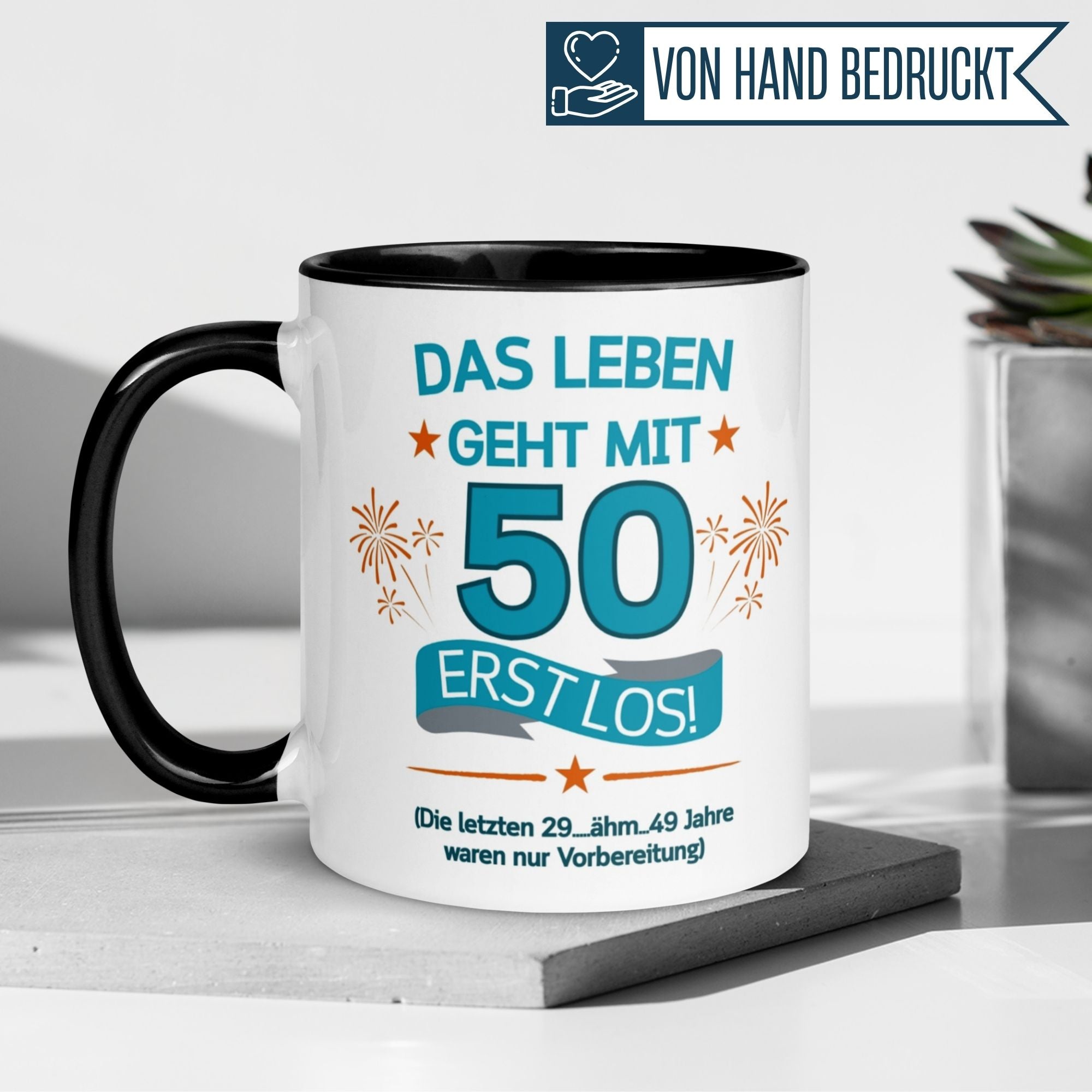 Momentals® Tasse zum 50. Geburtstag mit dem Spruch "Das Leben geht mit 50 erst los!" und Feuerwerk-Motiv.