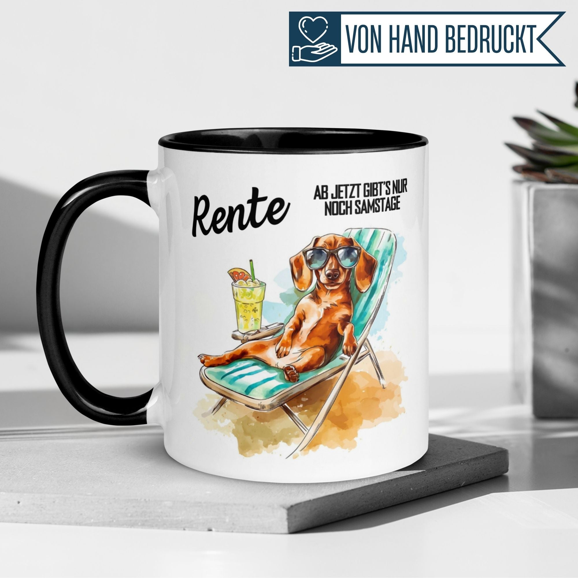 Momentals® Tasse Rente mit Dackel auf Sonnenliege und Spruch: "Ab jetzt gibt’s nur noch Samstage"