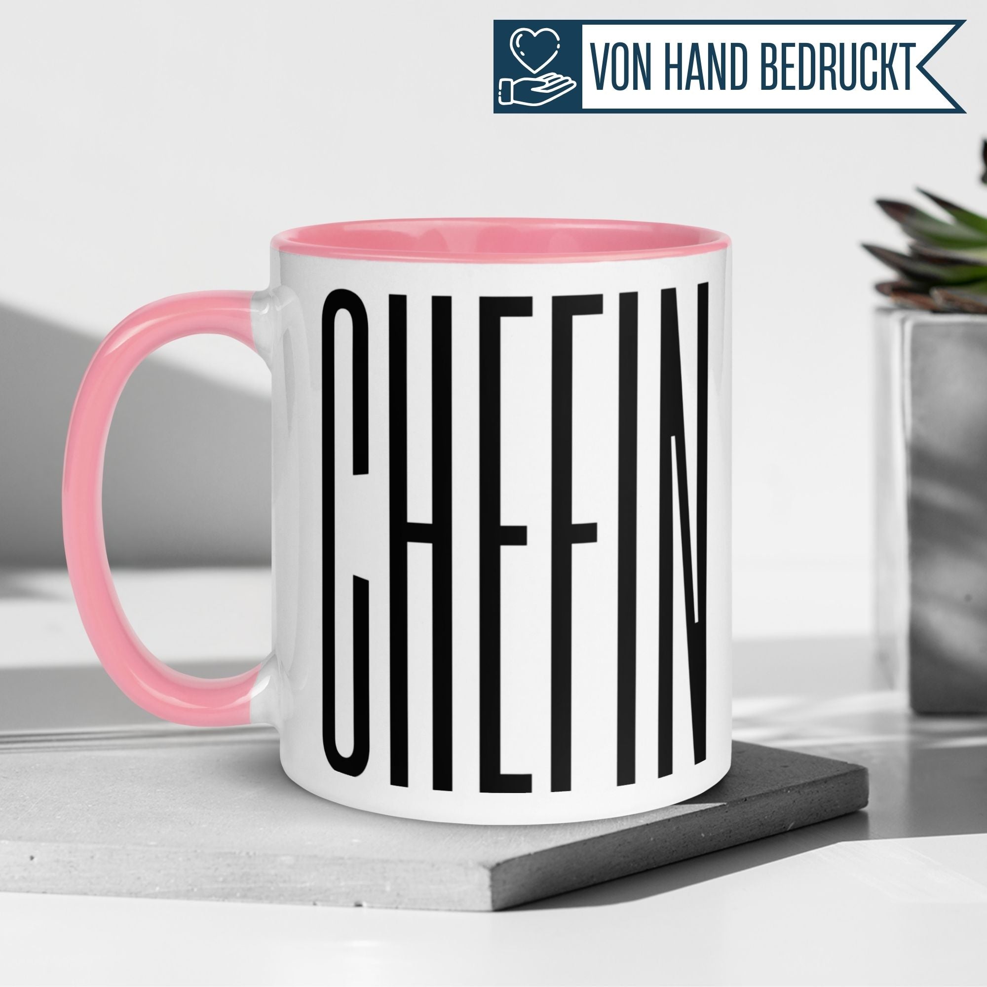 Momentals® Tasse Chefin in modernem Design mit pinkem Henkel, perfektes Abschiedsgeschenk für Chefinnen.