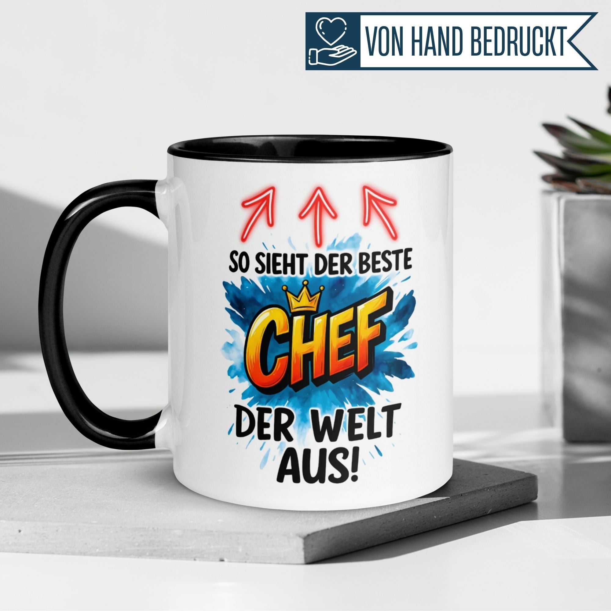 Momentals Tasse Chef mit Spruch "So sieht der beste Chef der Welt aus!" und bunten Pfeilen.