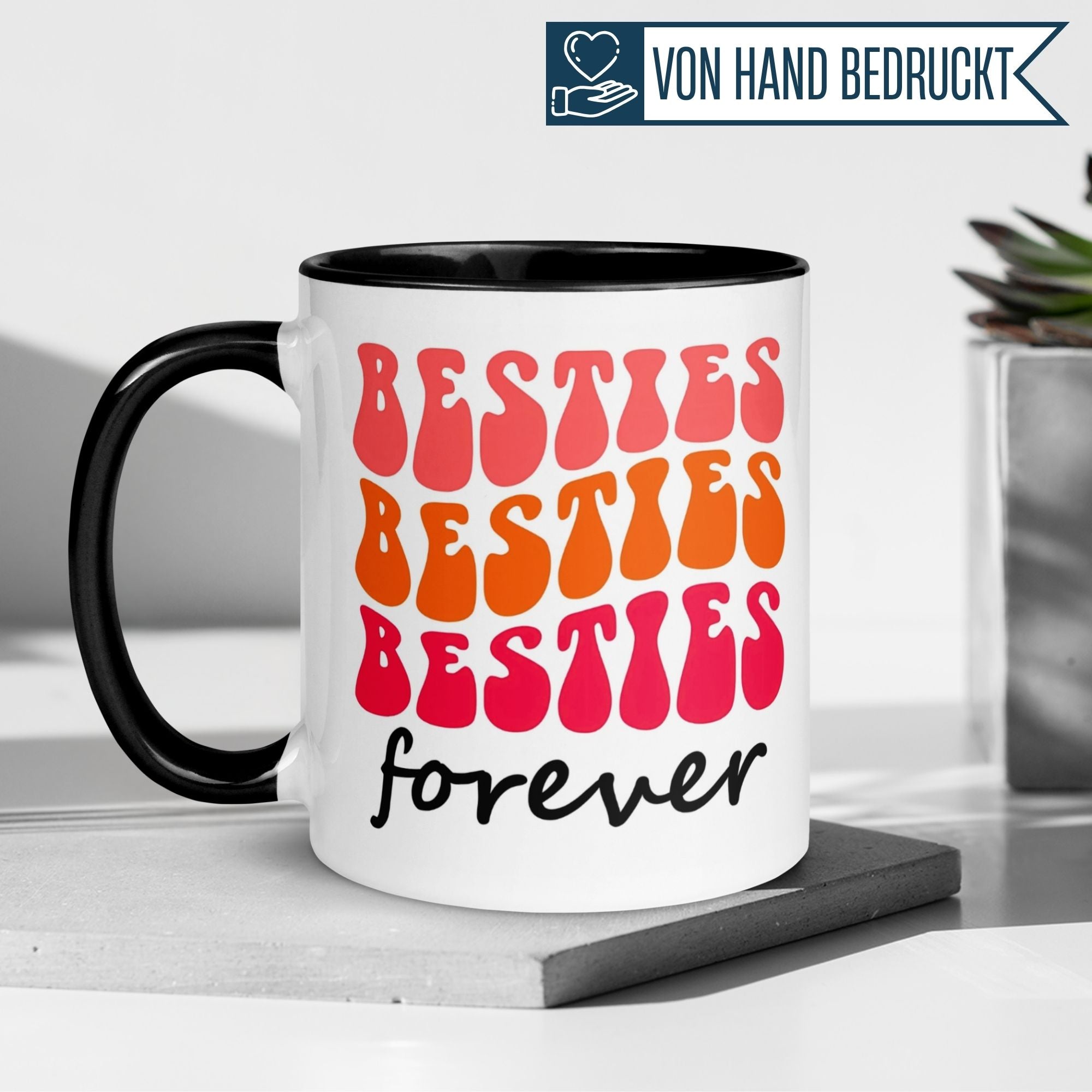 Momentals Tasse mit dem Schriftzug "Besties Besties Besties forever" in bunten Retro-Farben für beste Freundinnen.