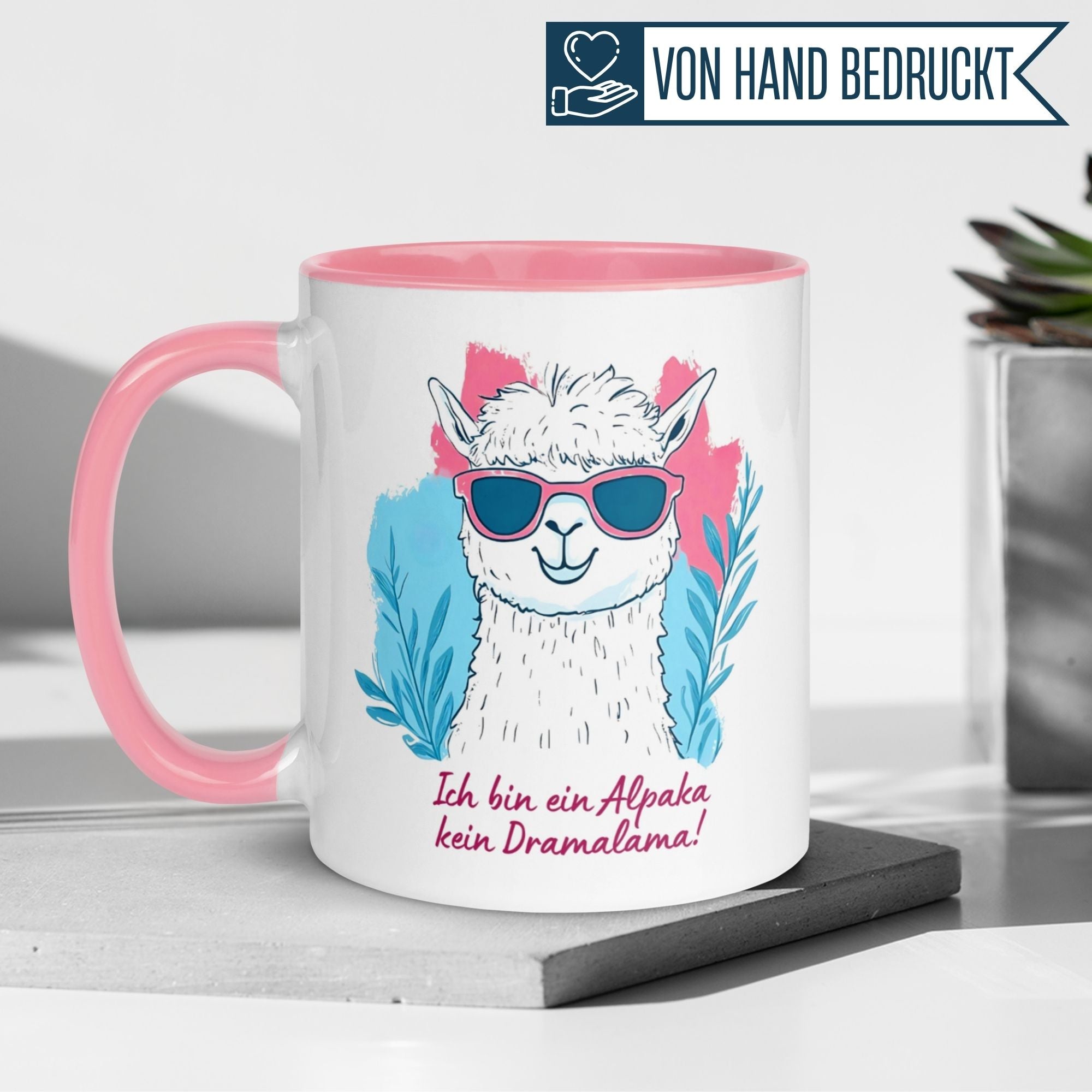 Momentals Tasse mit Alpaka in Sonnenbrille, Text "Ich bin ein Alpaka, kein Dramalama!" auf pastellfarbenem Hintergrund.