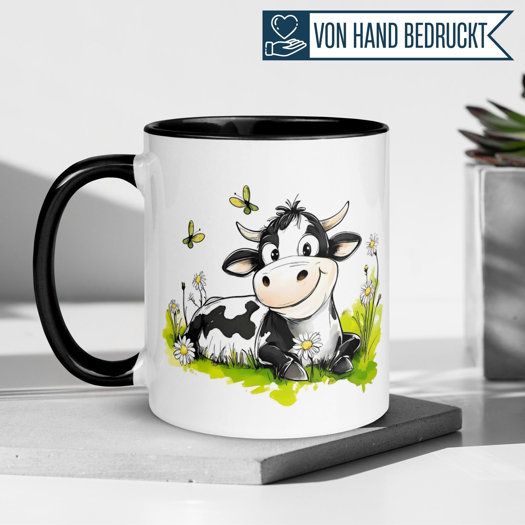 Momentals® Tasse mit lächelnder Kuh auf Blumenwiese, perfekt für Morgenmuffel.
