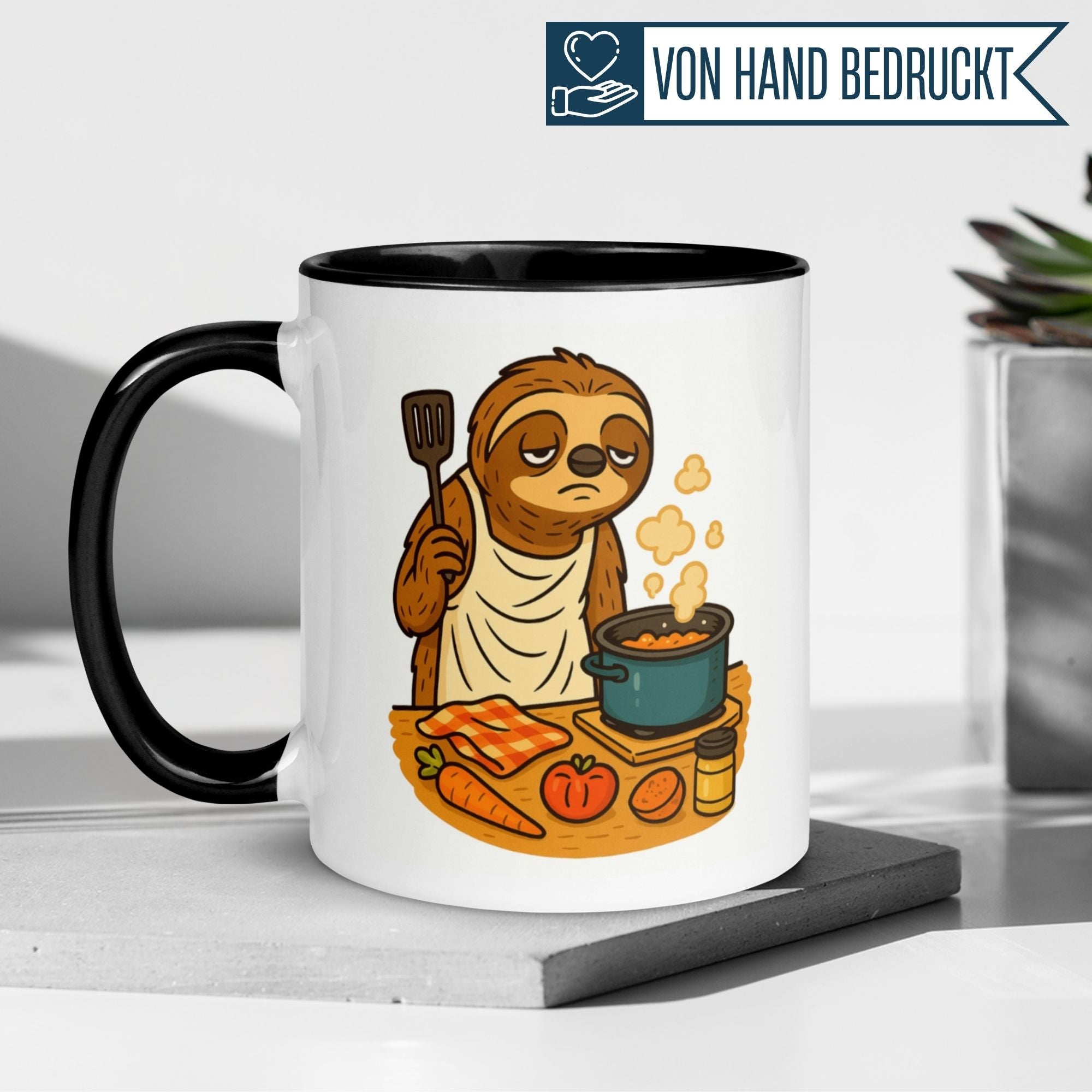 Momentals® Tasse mit Faultier als Chefkoch, gemütliches Design mit Kochutensilien und Gemüse.