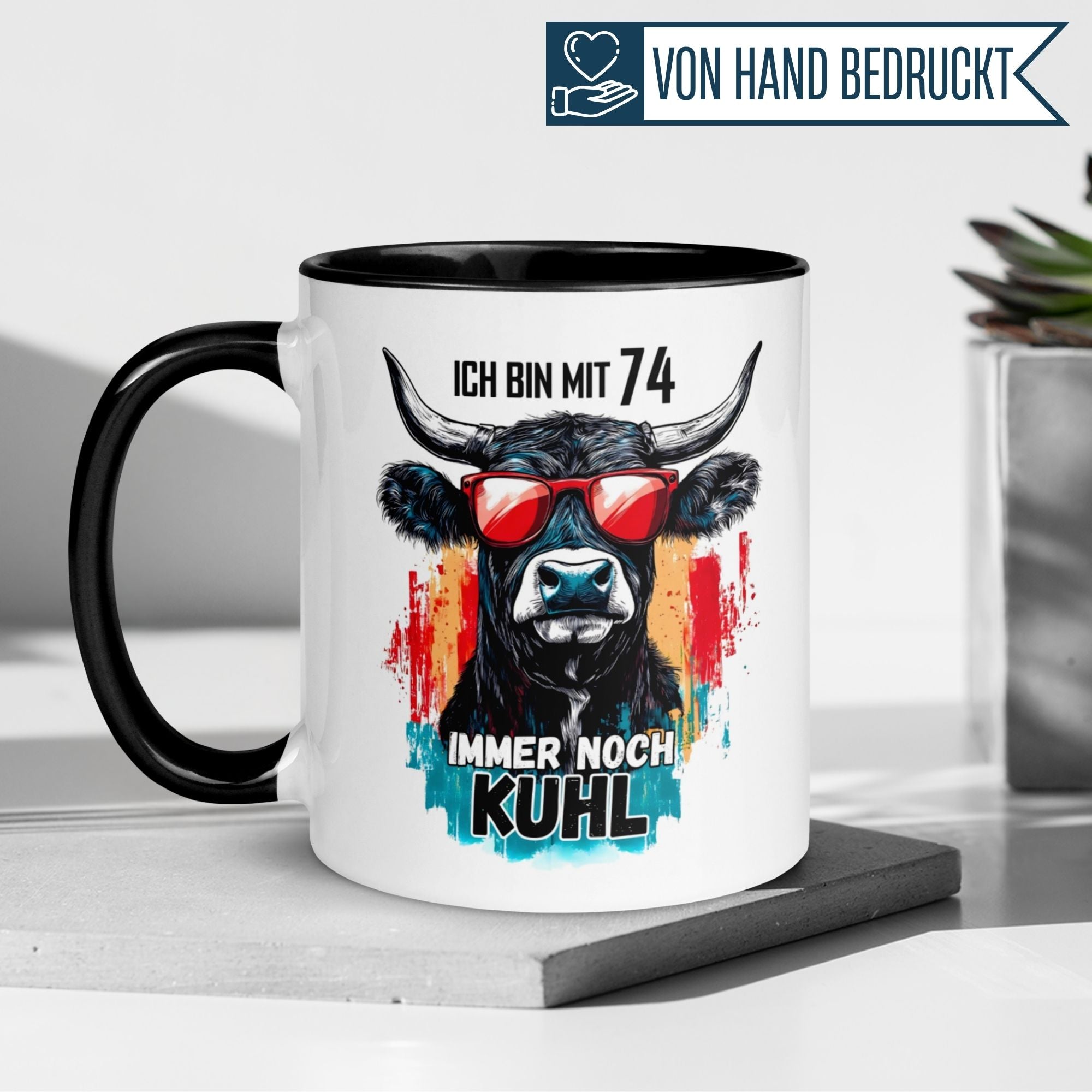 Momentals® Tasse zum 74. Geburtstag mit Kuh-Motiv und Spruch "Ich bin mit 74 immer noch kühl".