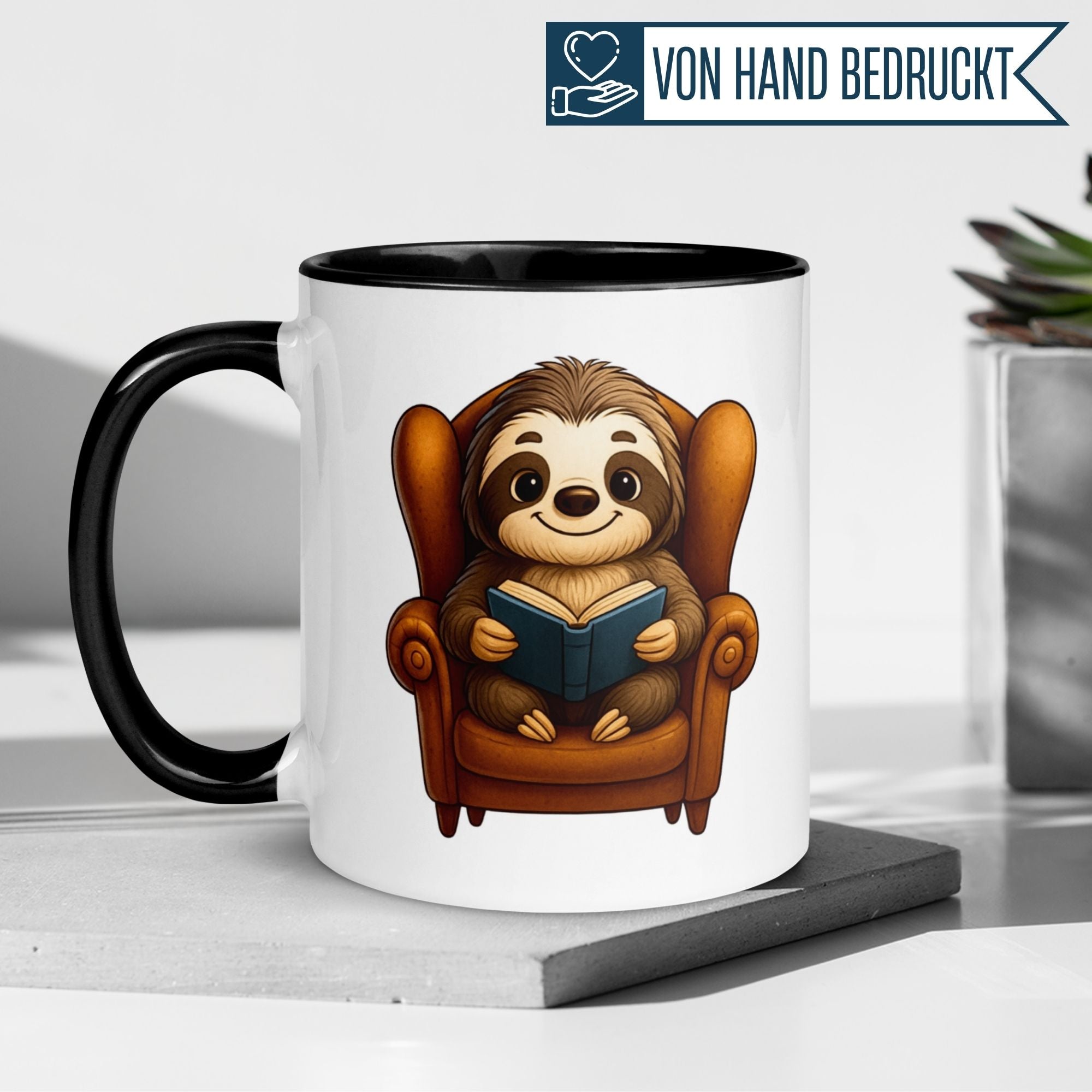 Momentals Tasse mit Faultier im Sessel, liest ein Buch und bringt Gemütlichkeit ins Leben.