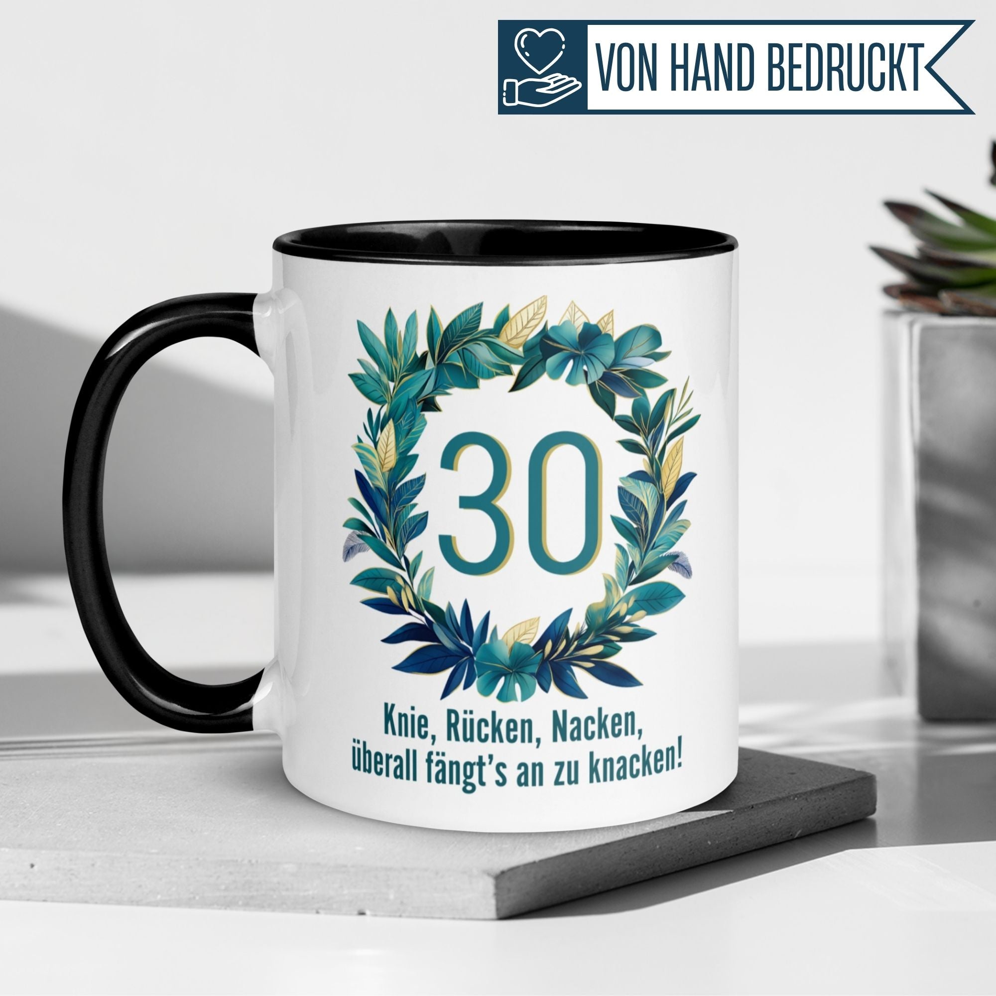 Momentals® 30. Geburtstagstasse mit humorvollem Spruch und Kranzdesign für Männer.