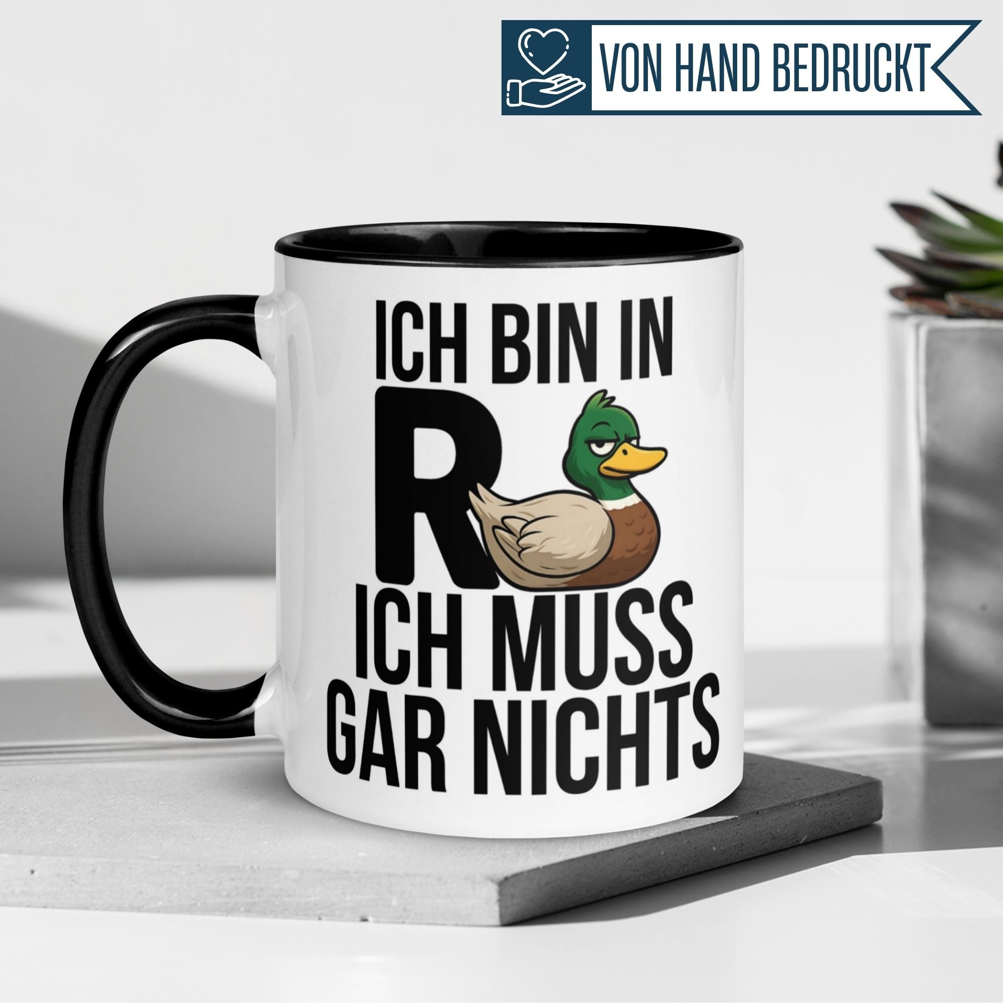 Momentals® Tasse mit Ente und Spruch "Ich bin in Rente – ich muss gar nichts" im Comicstil.