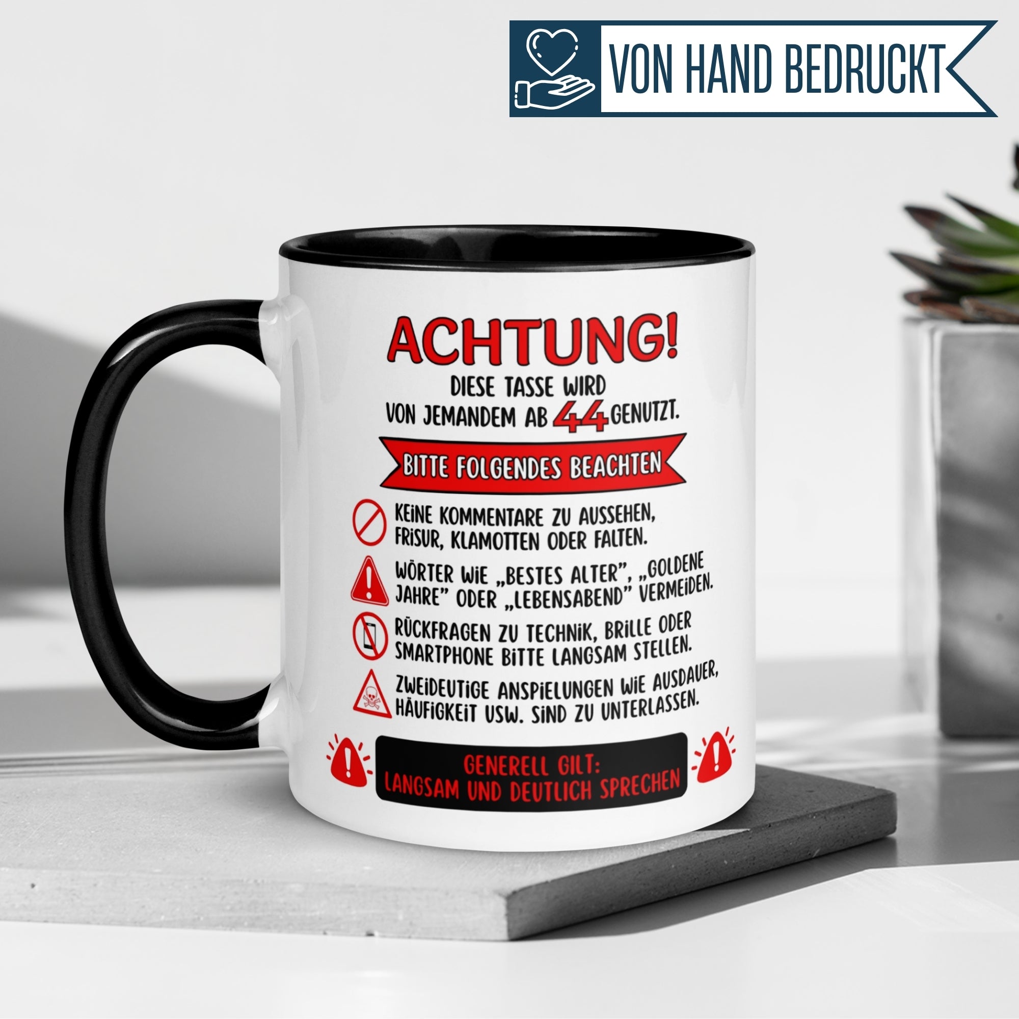 Momentals® Tasse 44. Geburtstag | Warnhinweis & Spruch | Achtung – Diese Tasse wird von jemandem ab 44 genutzt