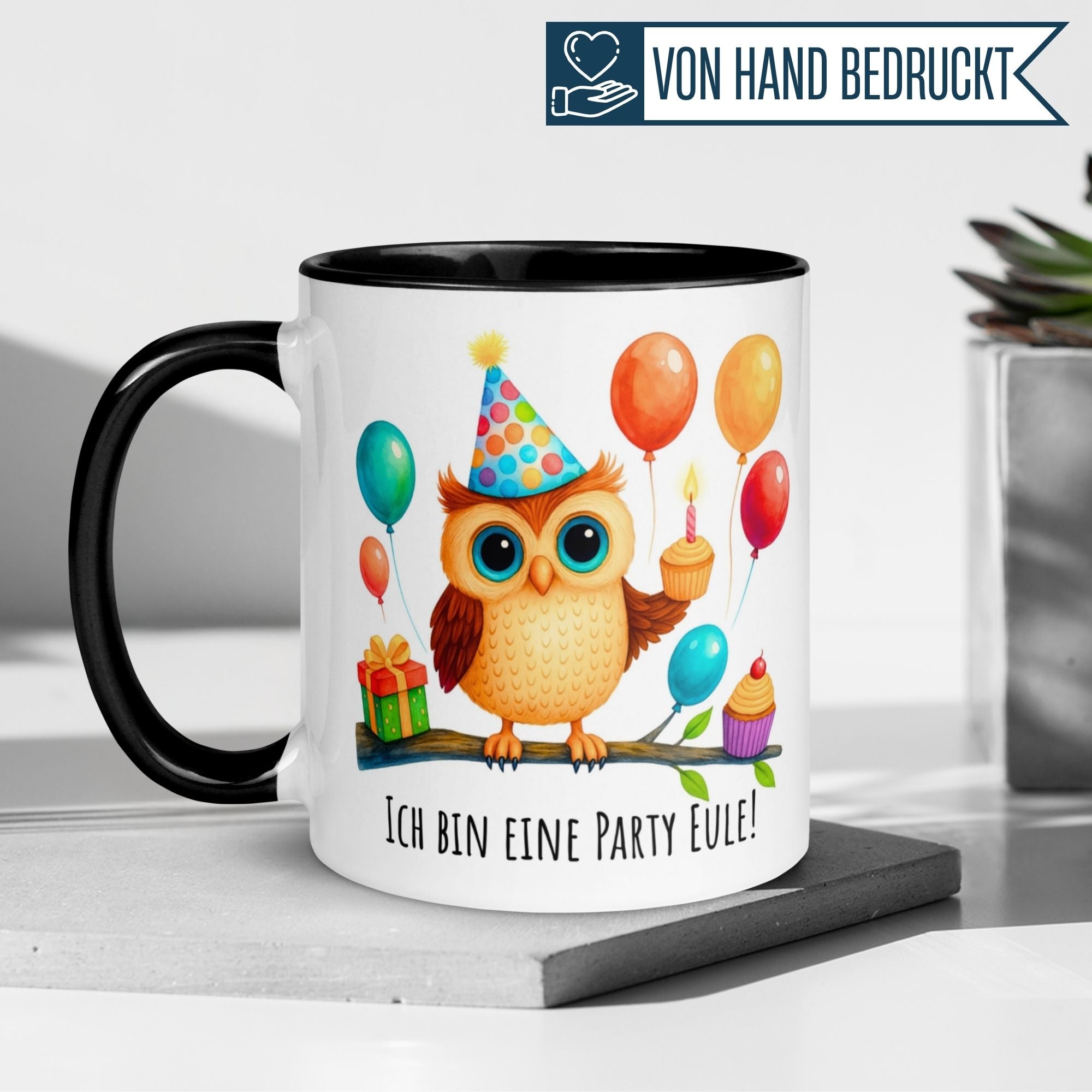 Momentals Tasse mit feiernder Eule, Partyhut, Luftballons und bunten Cupcakes für Geburtstagsfreude.