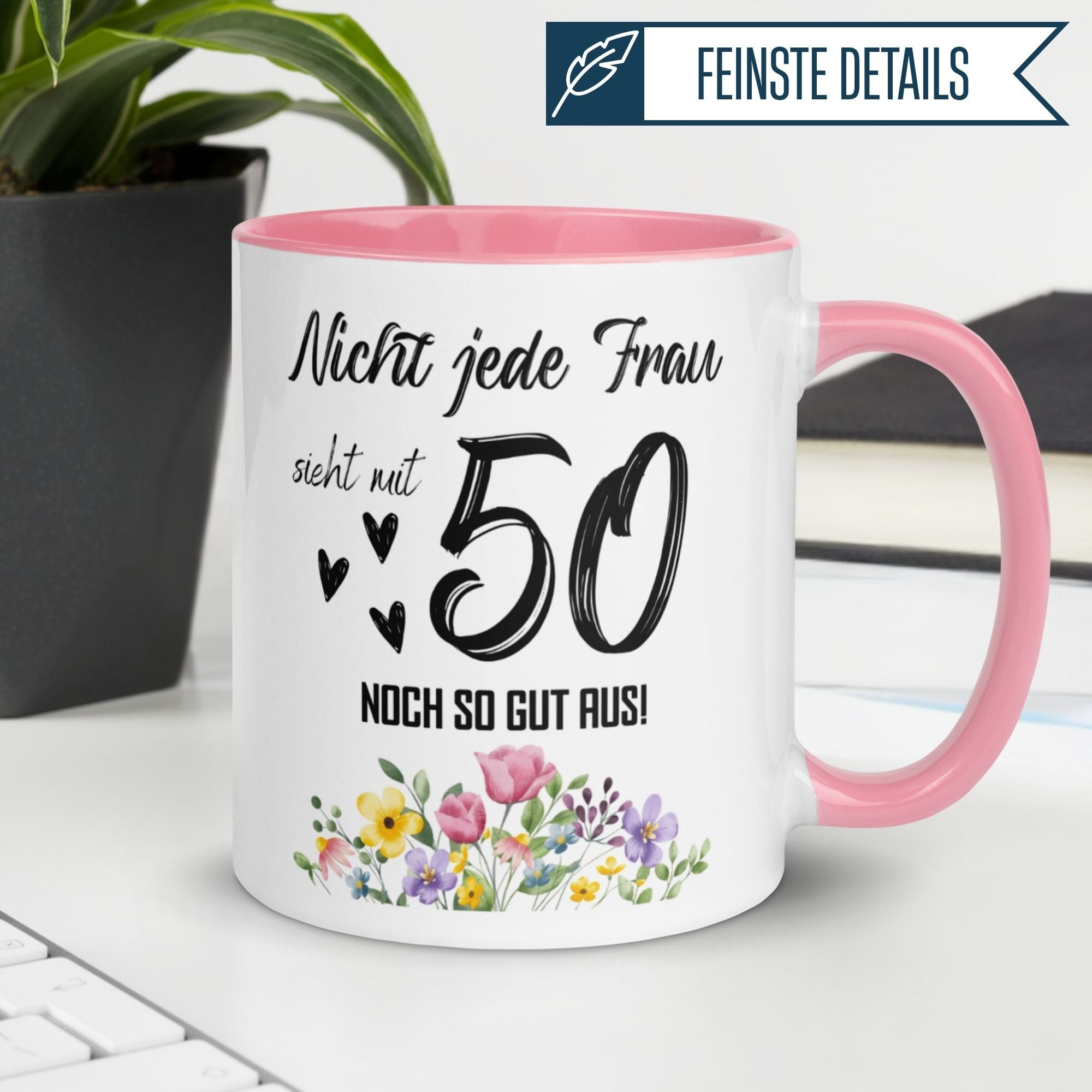 Momentals® 50. Geburtstagstasse für Frauen mit Spruch und bunten Blumenmotiv.