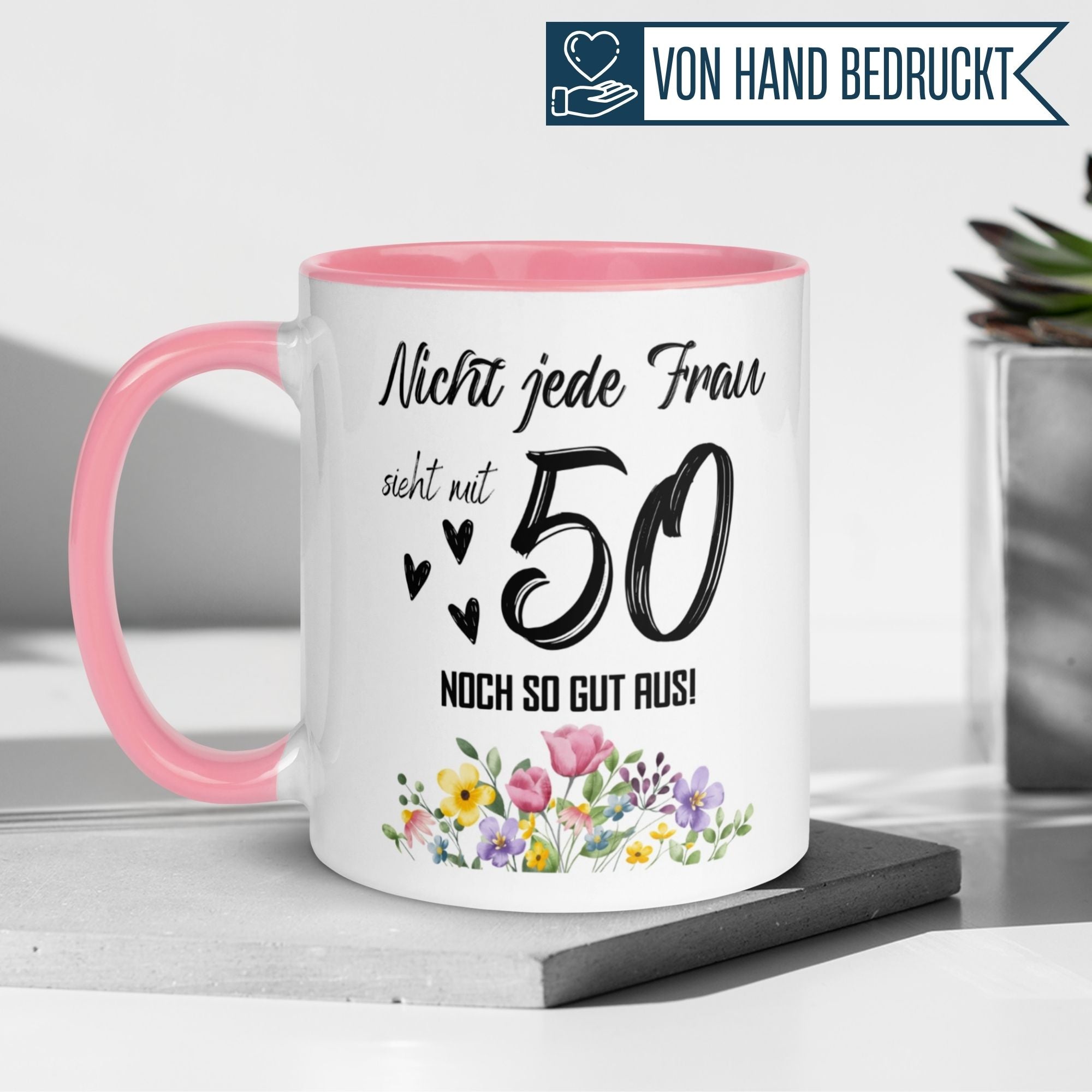Momentals® 50. Geburtstag Tasse mit Herzspruch für Frauen, fröhliches Design in Pastellfarben.