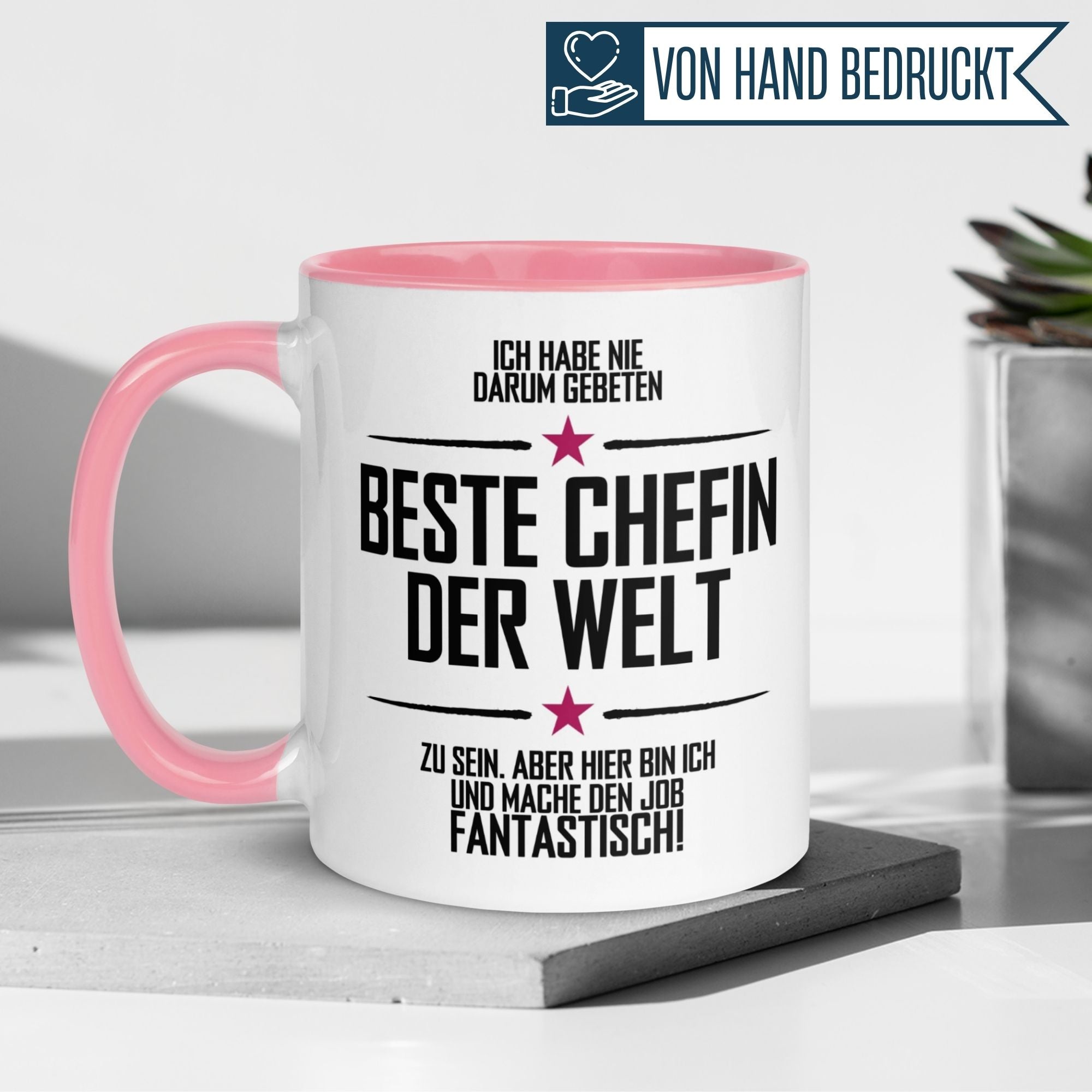 Momentals® Tasse für die beste Chefin mit lustigem Spruch und pinkem Henkel, ideal als Geschenk.