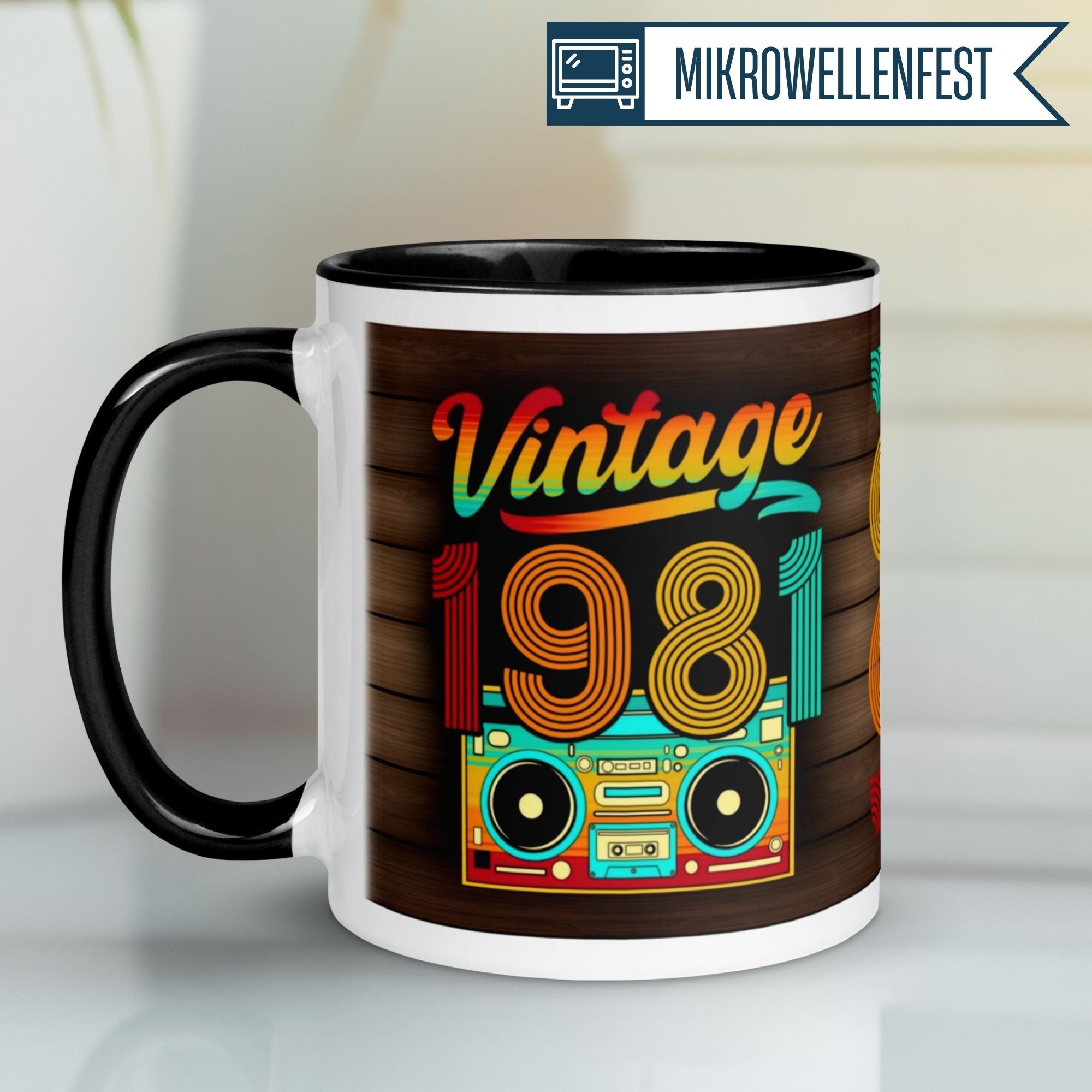 Bunte Geburtstagstasse mit retro Designs und der Zahl 1981, perfekt für den 44. Geburtstag.