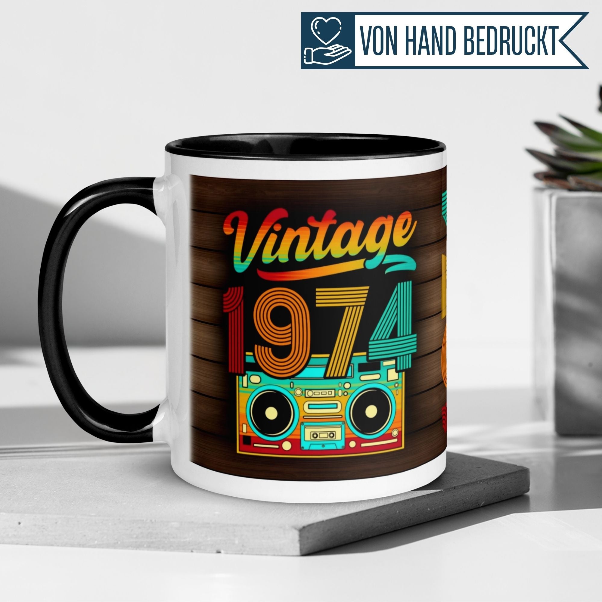 Momentals® Geburtstagstasse 51. Geburtstag mit Retro-Design "Vintage 1974" und bunter Boombox.
