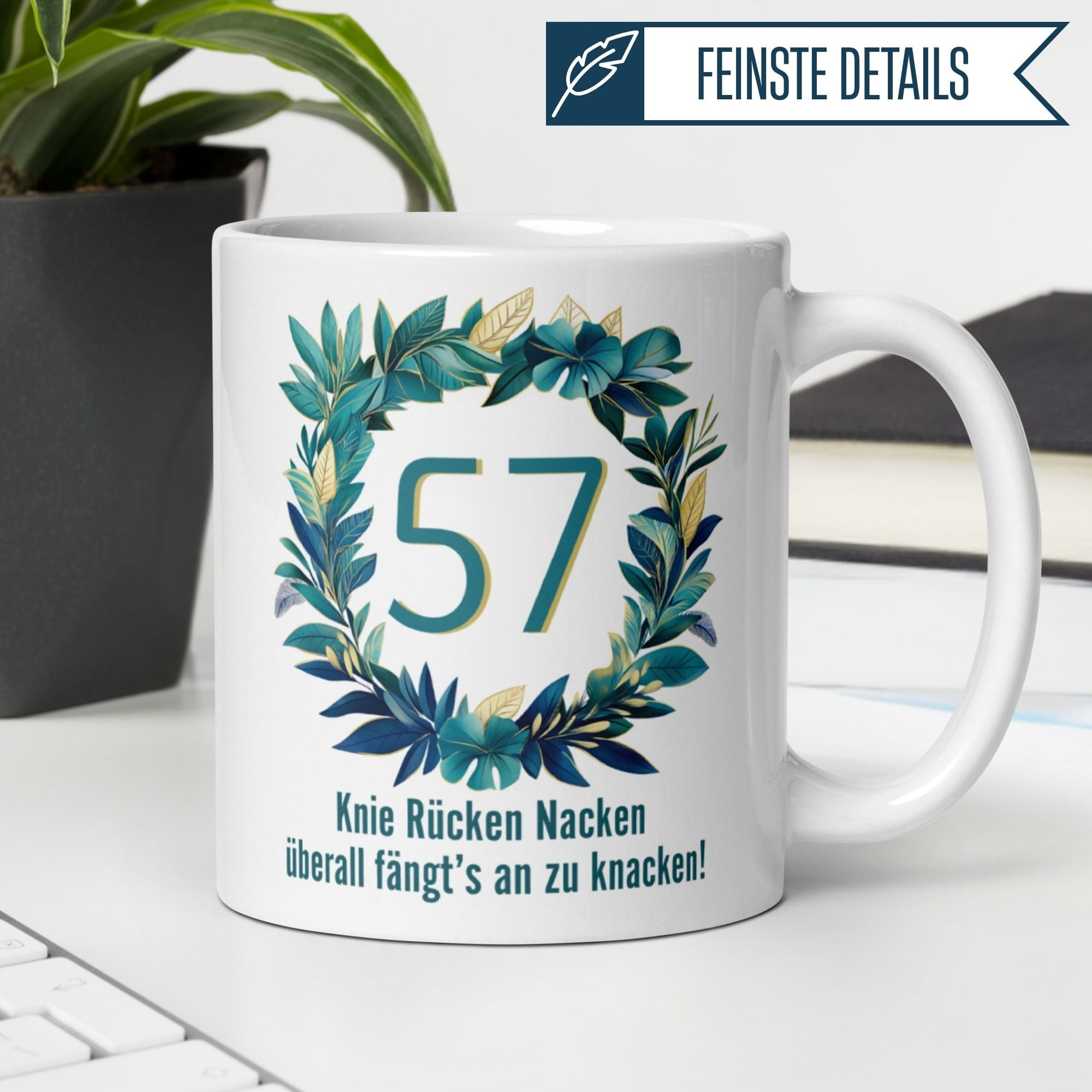 Momentals Tasse zum 57. Geburtstag mit Kranz und Spruch "Knie Rücken Nacken – überall fängts an zu knacken"