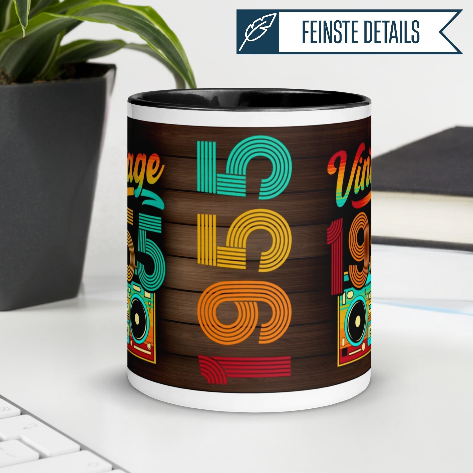 Momentals® Tasse für den 70. Geburtstag mit Retro-Design und Vintage 1955 Motiven in bunten Farben.