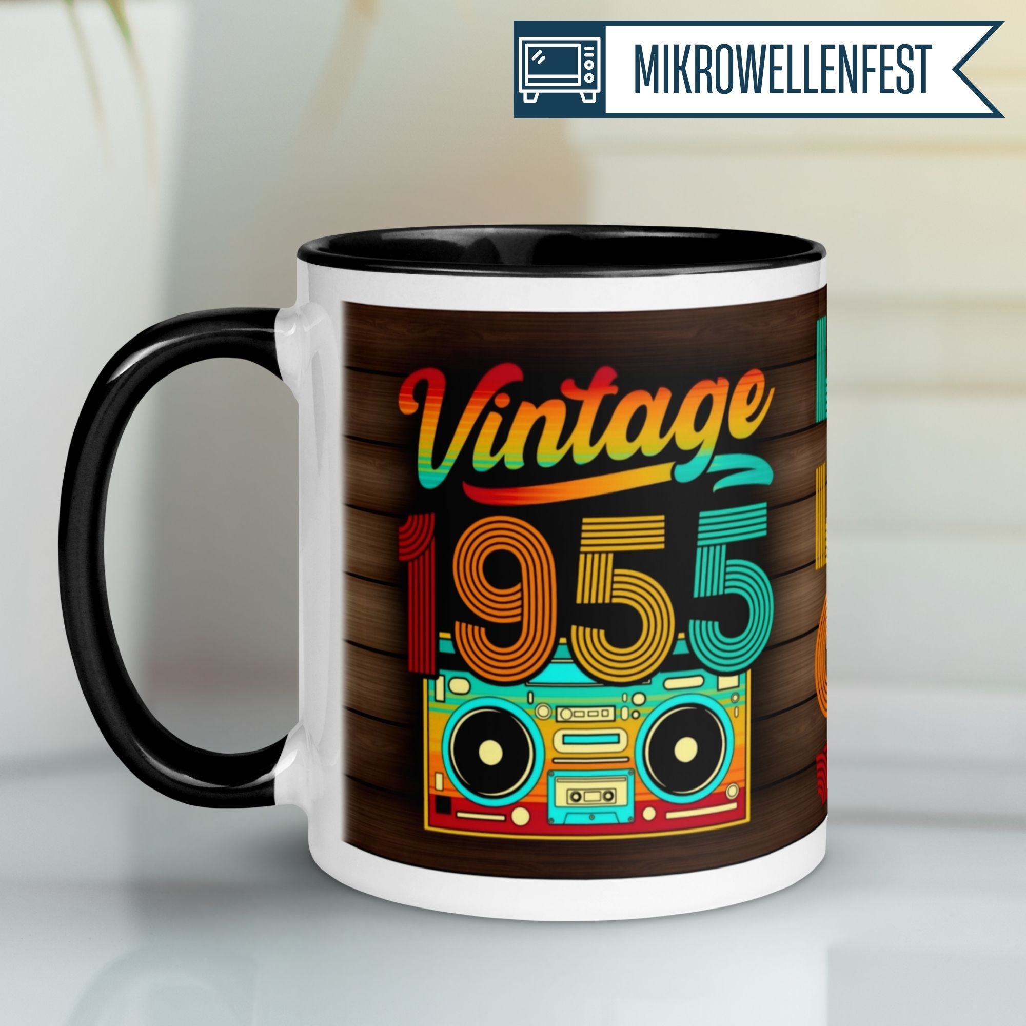 Momentals® 70. Geburtstag Tasse in Vintage-Design mit Boombox und der Zahl 1955, perfekt für Geburtstagsfeiern.