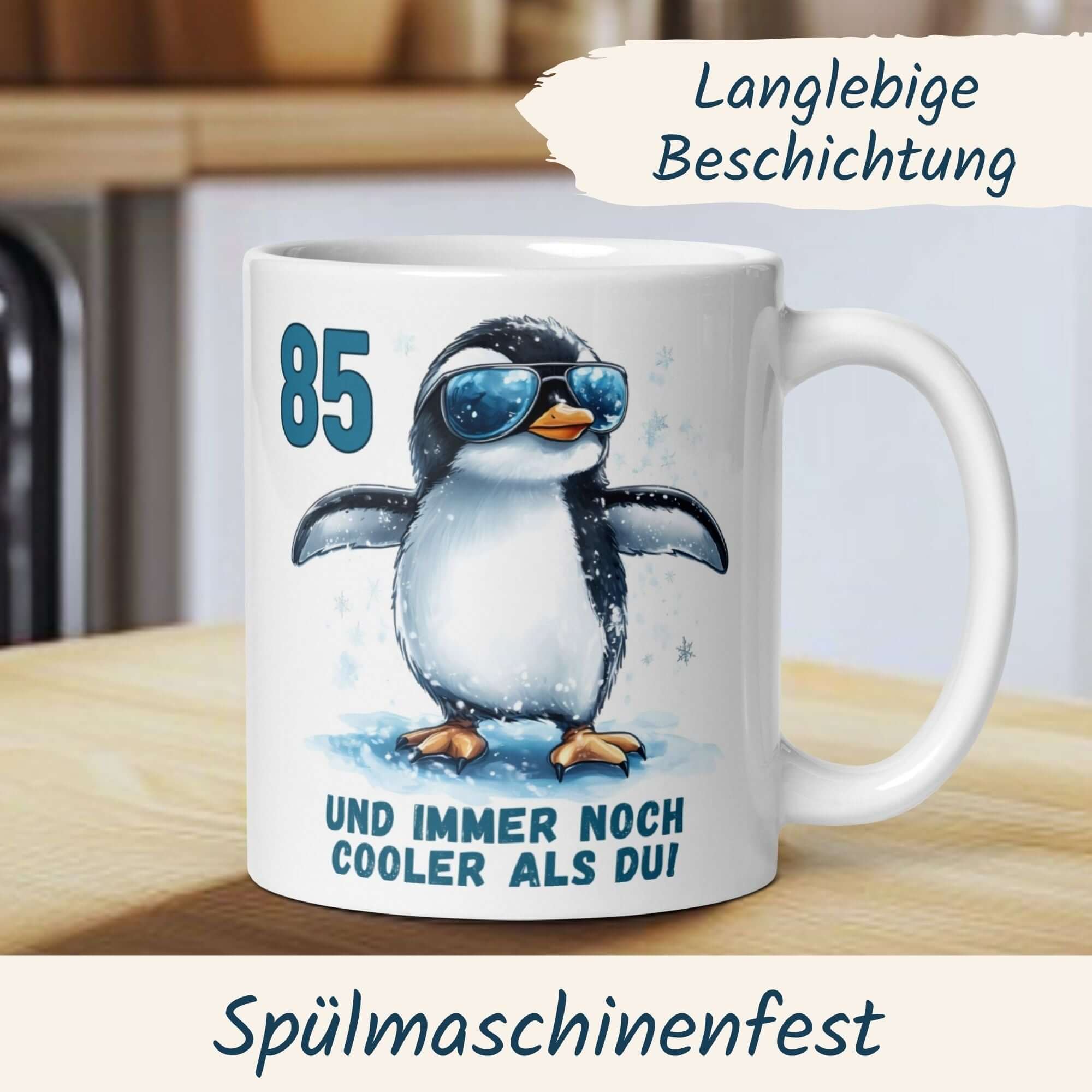 Humorvolle Tasse zum 85. Geburtstag mit Pinguin und Spruch: "Cooler als du".
