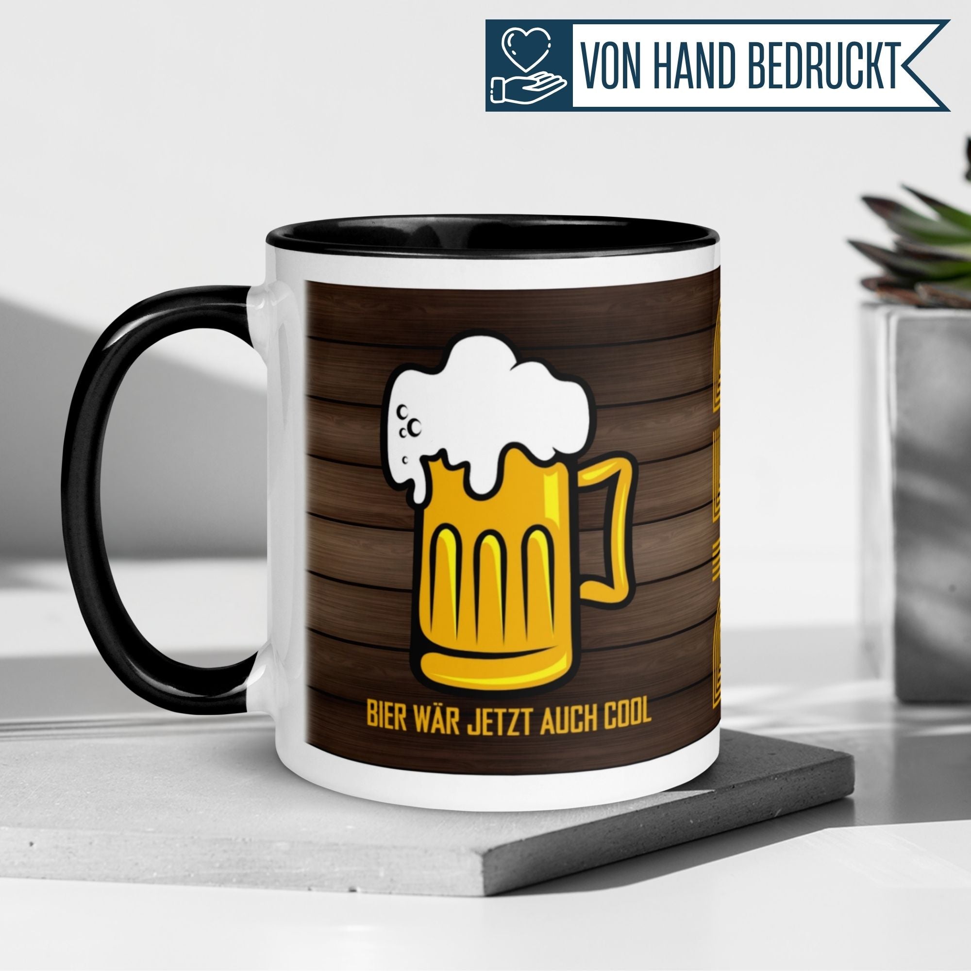 Momentals Tasse mit Bierkrug-Design und Spruch: "Bier wär jetzt auch cool" auf Holz-Hintergrund.