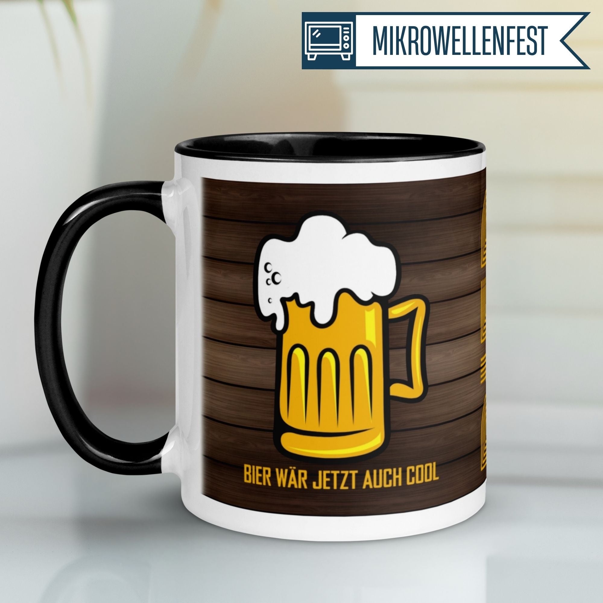 Momentals® Tasse mit Spruch "Bier wär jetzt auch cool" und Bierkrug Motiv auf Holz-Hintergrund.