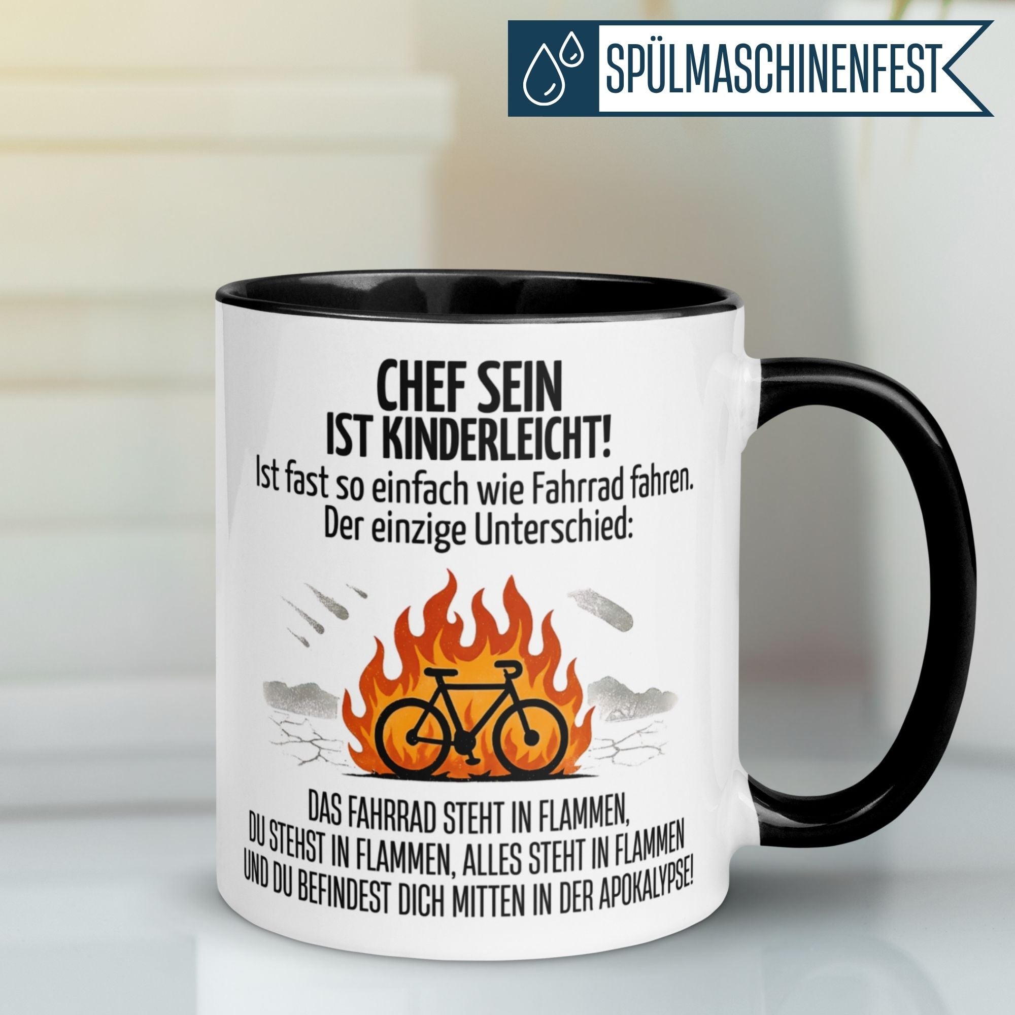 Momentals Tasse mit humorvollem Spruch über Chef sein und Fahrrad fahren, Hintergrund in warmen Farben.