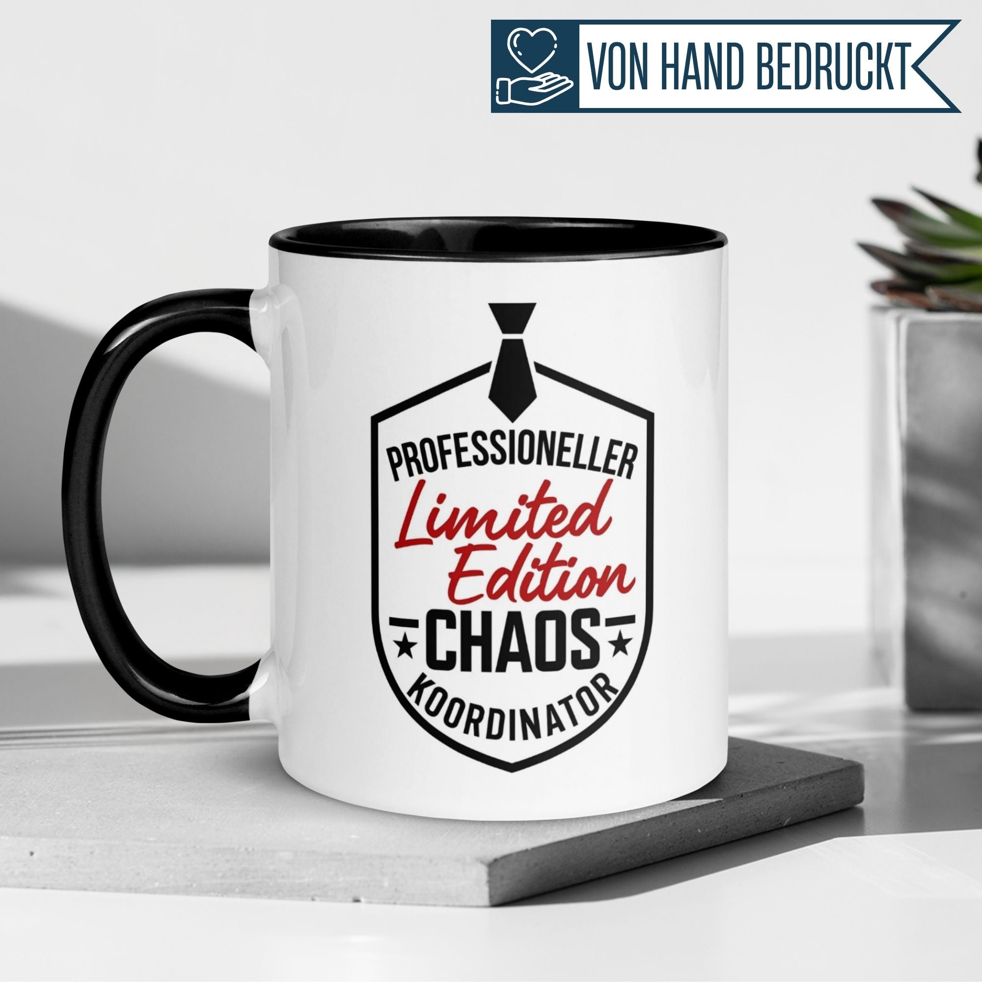 Momentals® Tasse Chef in Schwarz-Weiß mit dem Aufdruck 'Professioneller Chaos Koordinator', ideales Geschenk für Chefs.