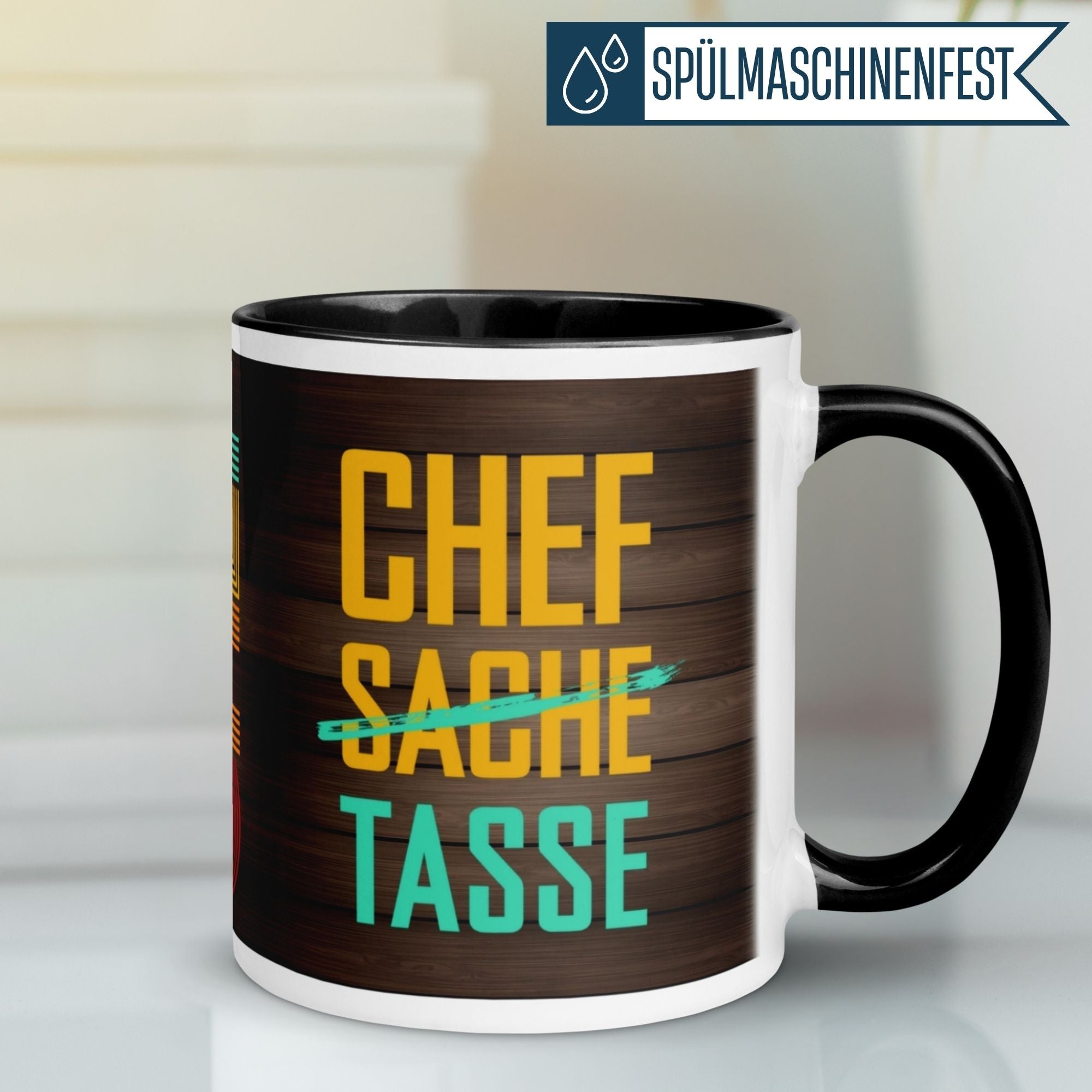 Bunte Tasse mit lustigem Spruch "Chef Sache Tasse" für humorvolle Bürosituationen.