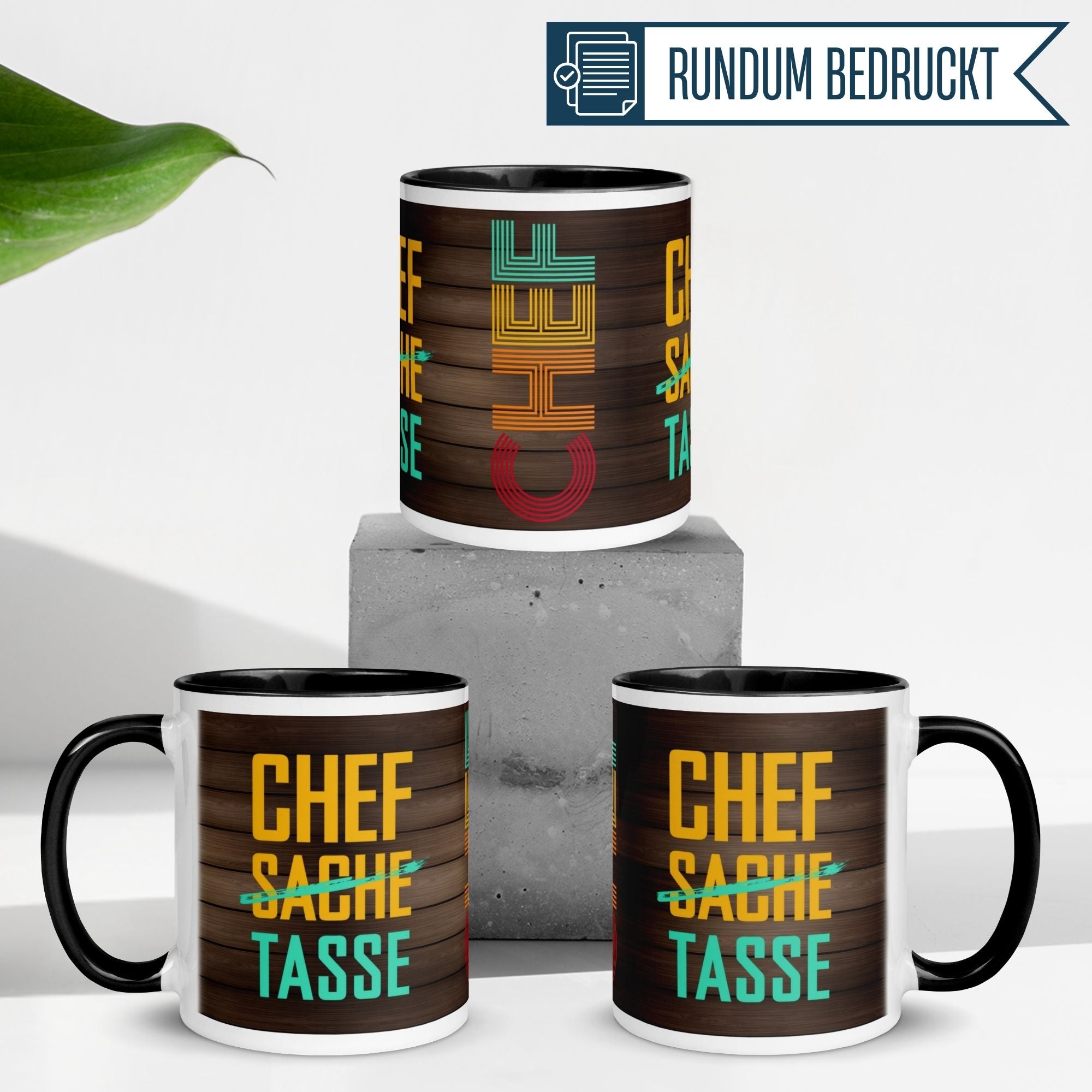 Drei bunte Chef Tassen auf einem grauen Block, perfekt als kreatives Geschenk fürs Büro.
