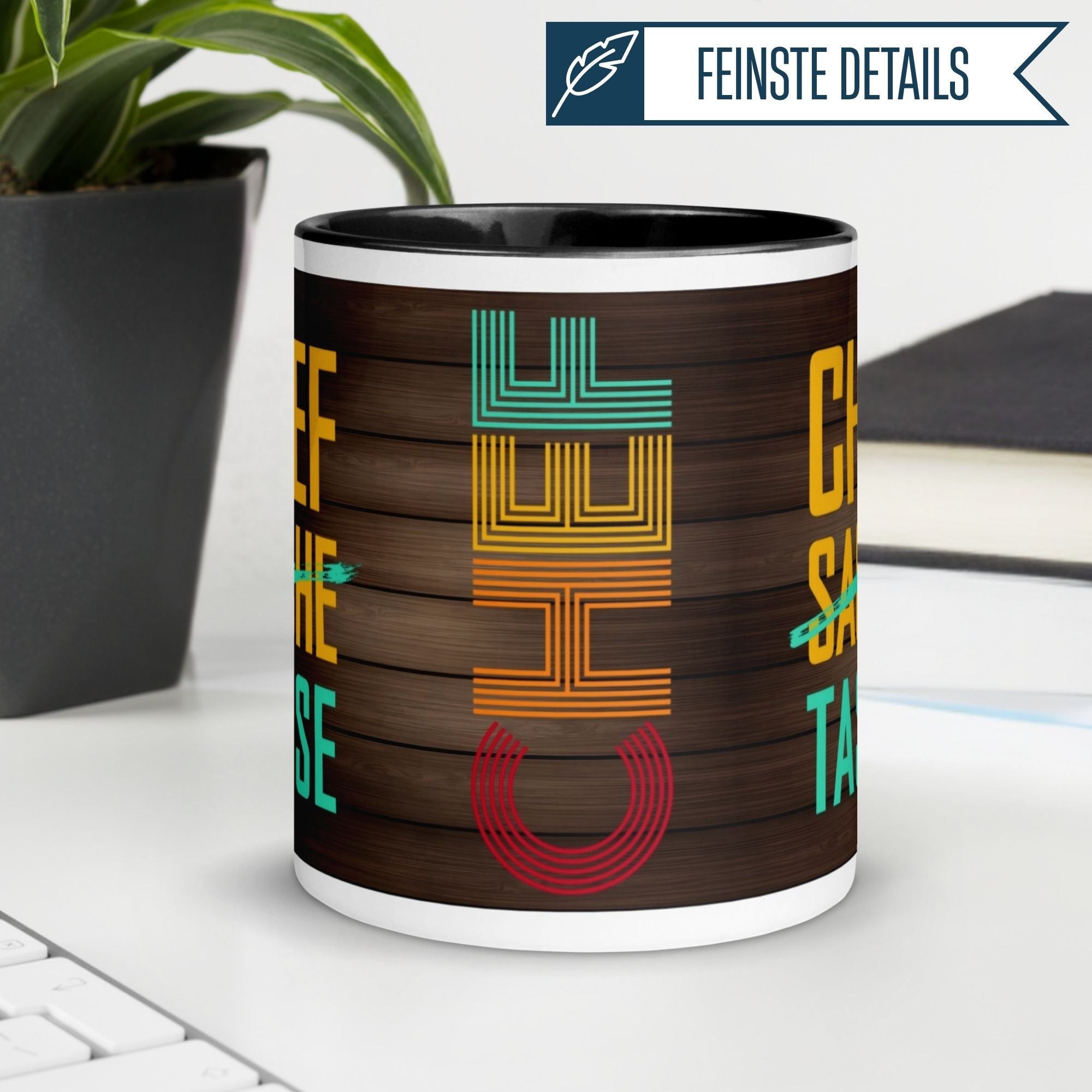 Momentals® Chef Tasse mit buntem Design, ideal als humorvolles Geschenk für den Chef im Büro.