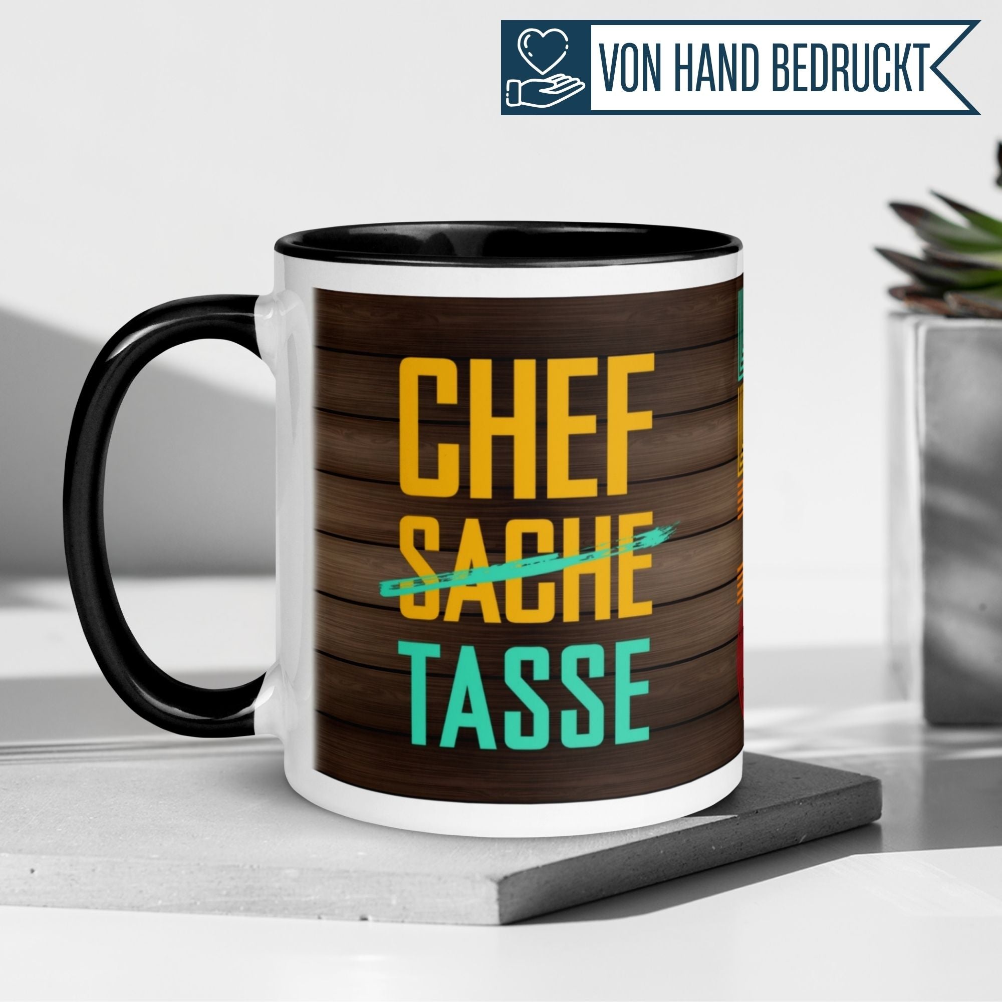Chef Tasse mit buntem Text auf Holzdesign, ideal für humorvolle Geschenke im Büro.