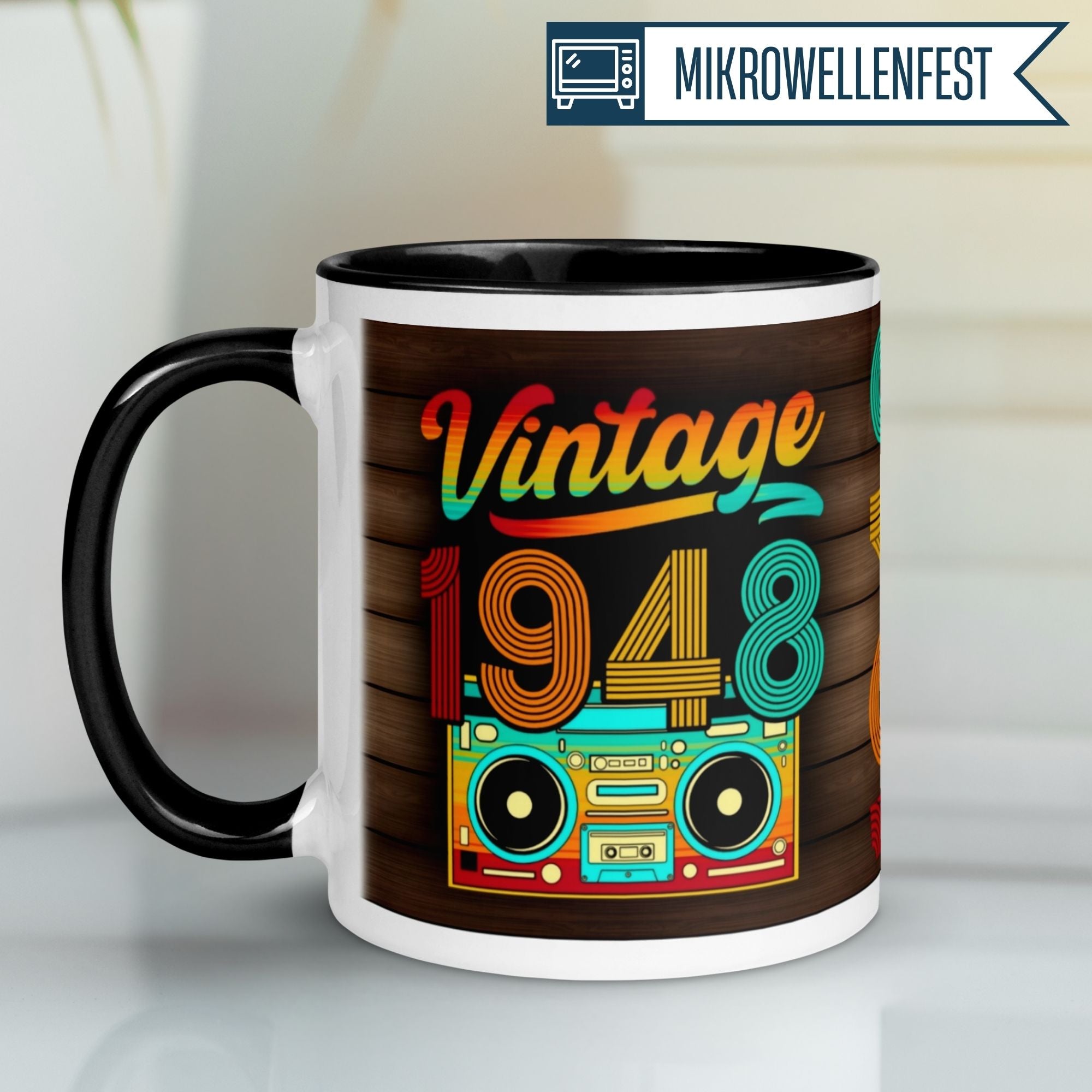 Momentals® 77. Geburtstag Tasse mit Vintage 1948 Design und buntem Retro-Stereogerät.