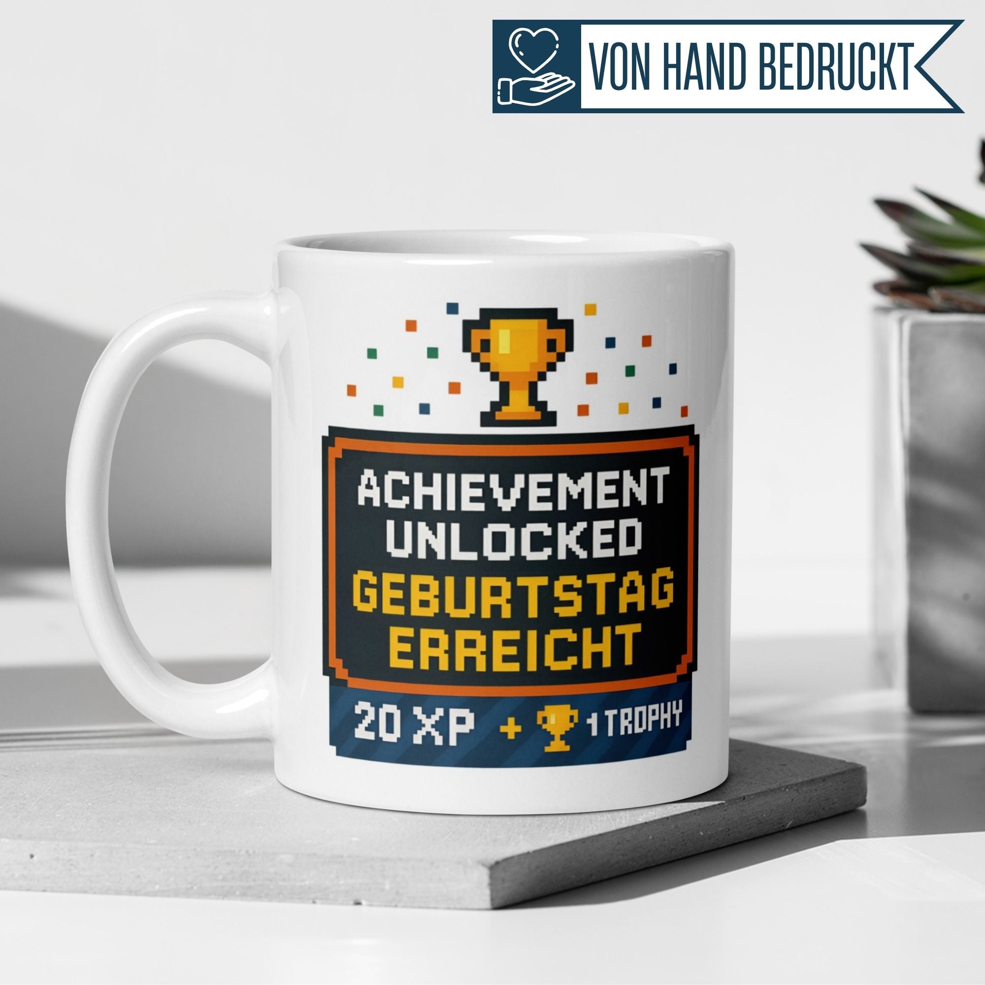 Momentals® Gaming Tasse mit Spruch „Achievement Unlocked – Geburtstag erreicht“ und Pokal-Design für Gamer.