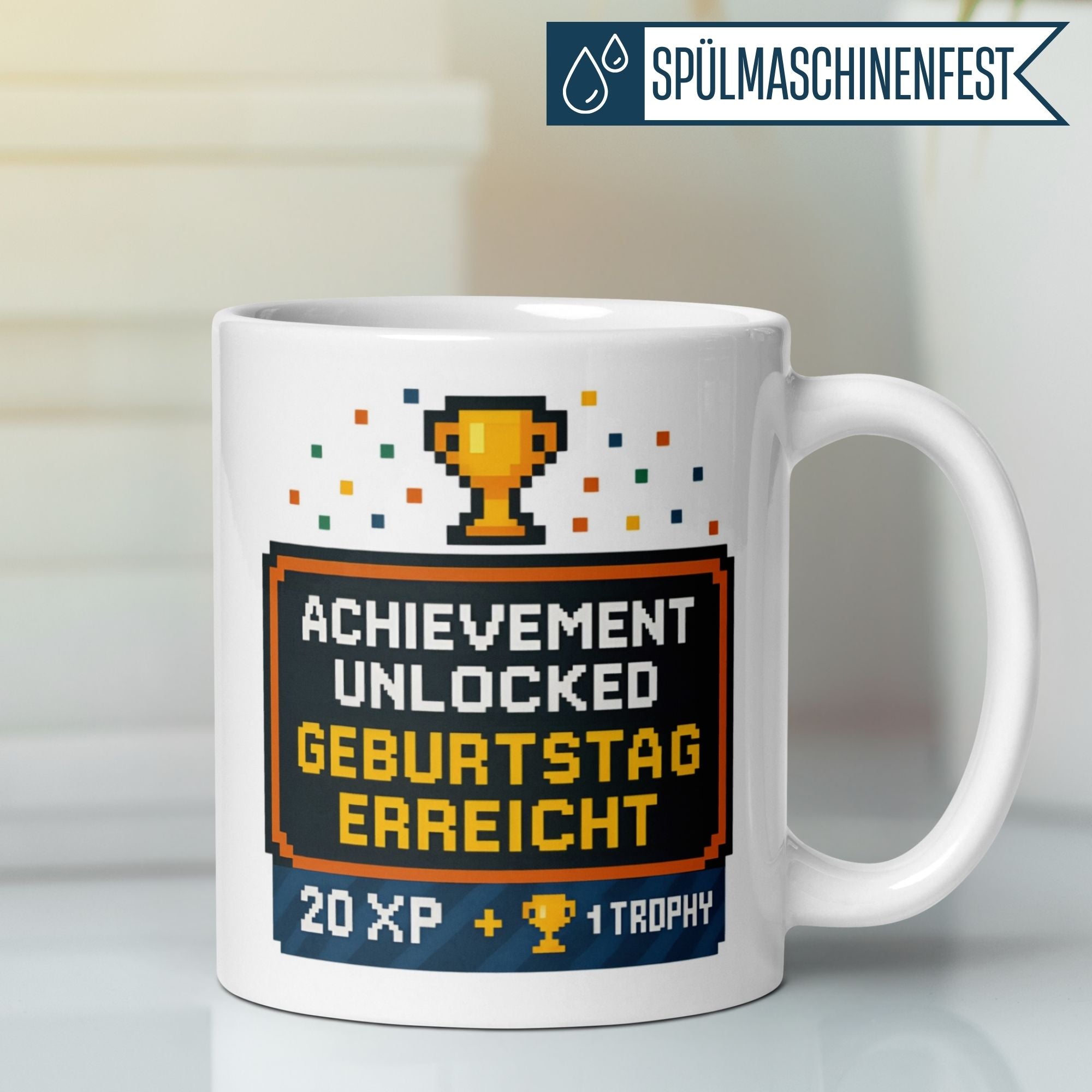 Momentals® Gaming-Geburtstagstasse mit Spruch 'Achievement Unlocked – Geburtstag erreicht' in pixeliger Design.