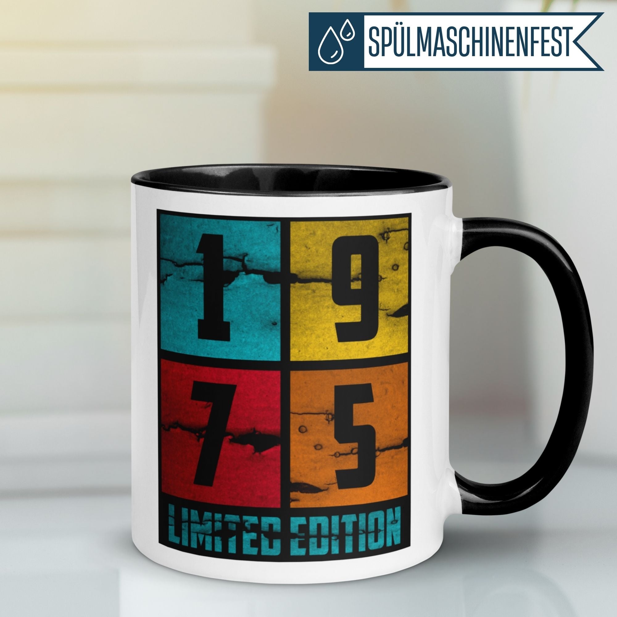 Momentals® Tasse zum 50. Geburtstag mit bunten Kacheln und der Zahl 1975, perfekt für Kaffeeliebhaber.