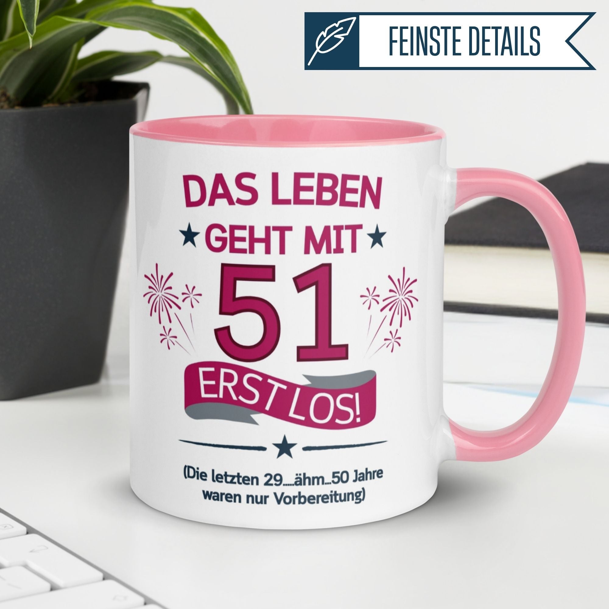 Bunte Tasse zum 51. Geburtstag mit Spruch und Feuerwerk-Design für Frauen, perfektes Geschenk.