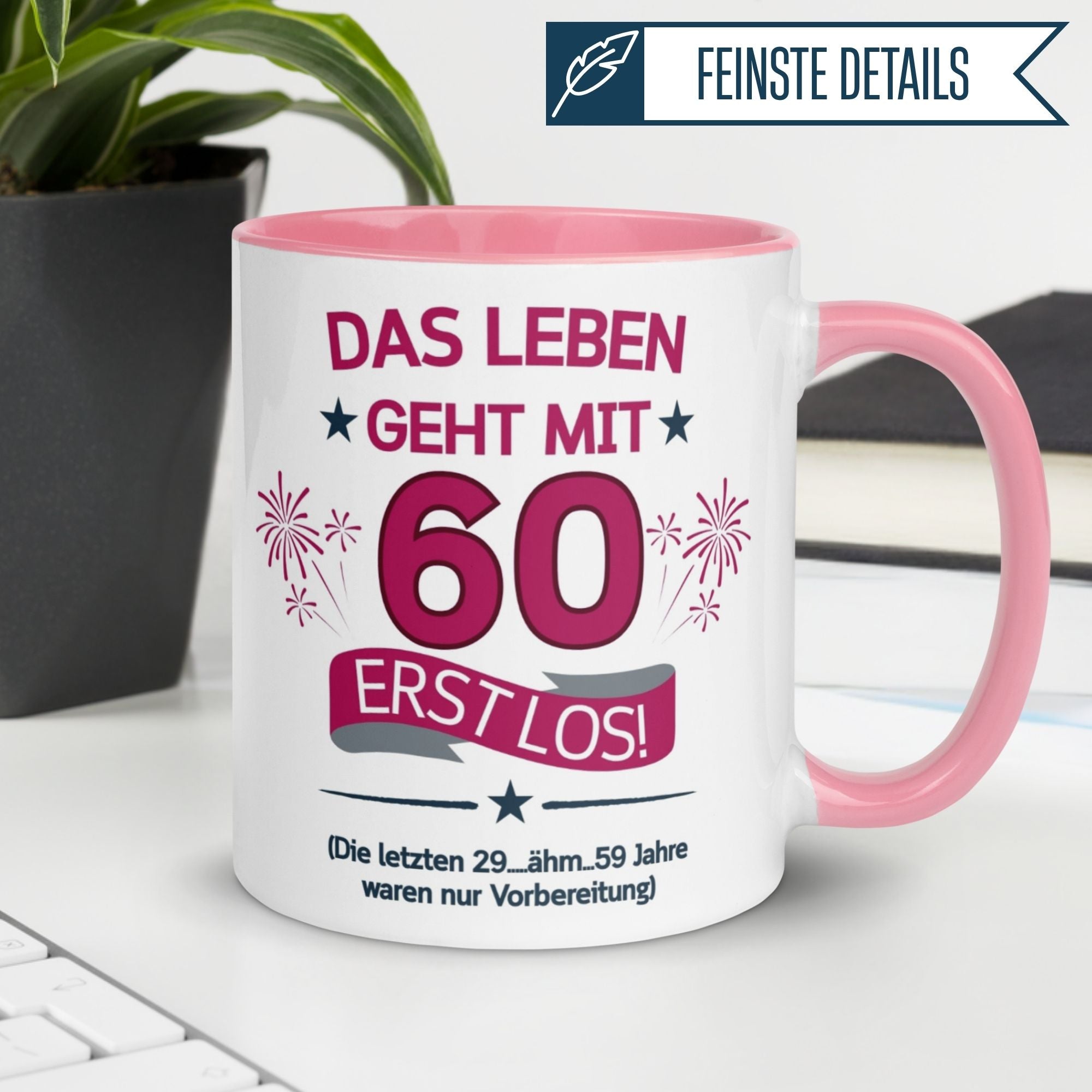 Momentals Tasse für den 60. Geburtstag mit witzigem Spruch und pinkem Henkel, ideal als Geschenk für Frauen.