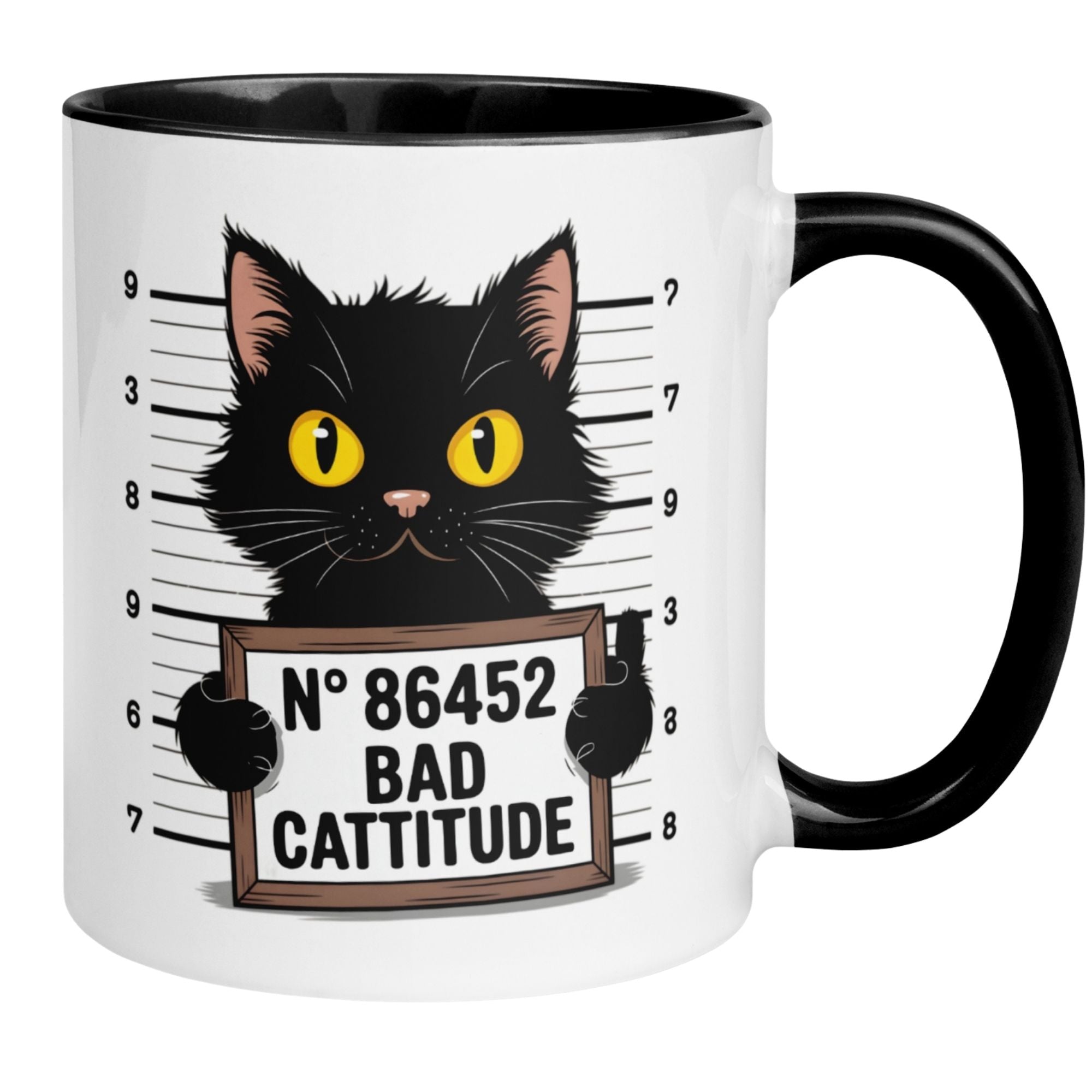 Momentals® Tasse mit schwarz-weißer Katze und Schriftzug "Bad Cattitude" im Mugshot-Style.